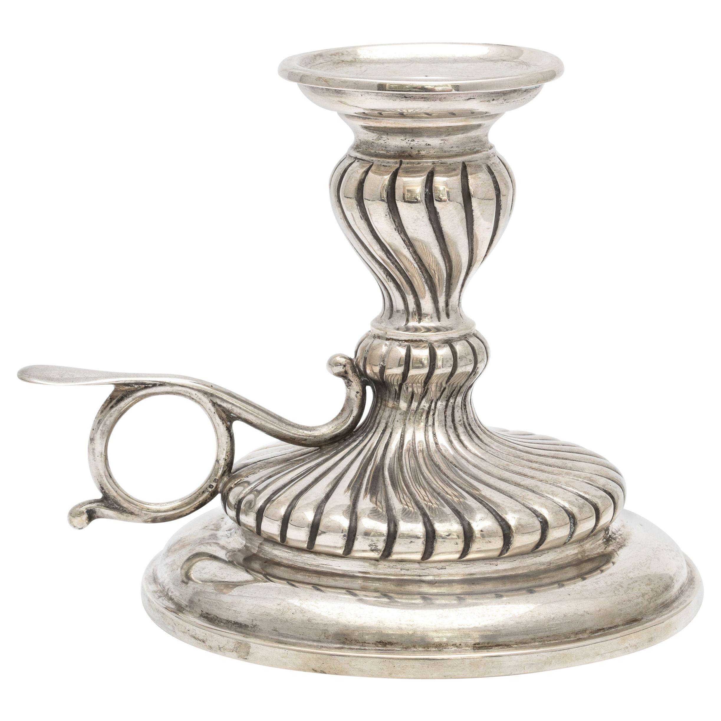 Neoklassisches kontinentales Silber '.835' Chamber Stick im Stil im Angebot