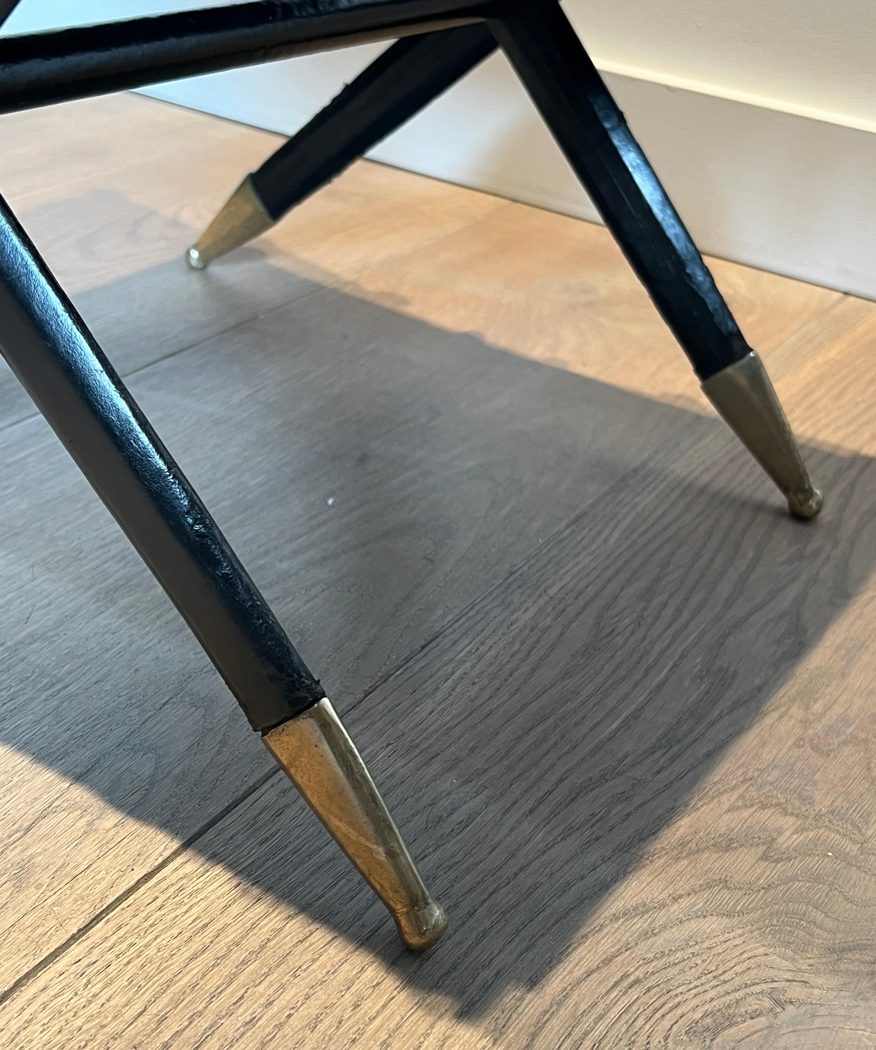 Tabouret Curule de style néoclassique en cuir rouge et décoré d'une épée croisée en vente 4