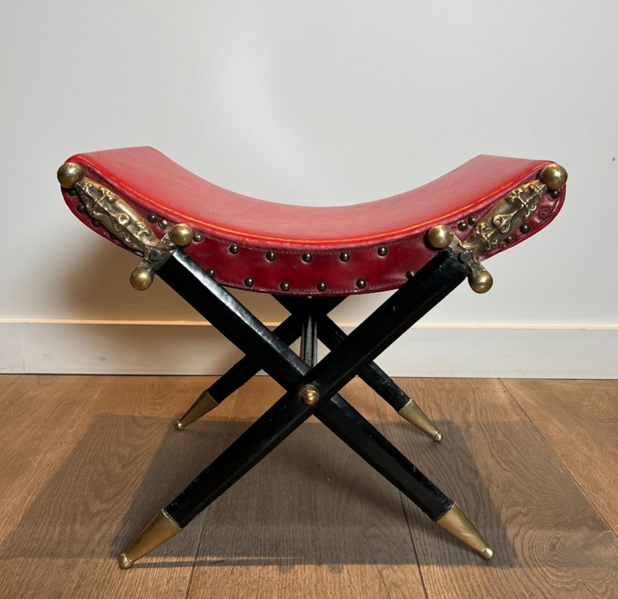 Tabouret Curule de style néoclassique en cuir rouge et décoré d'une épée croisée en vente 6