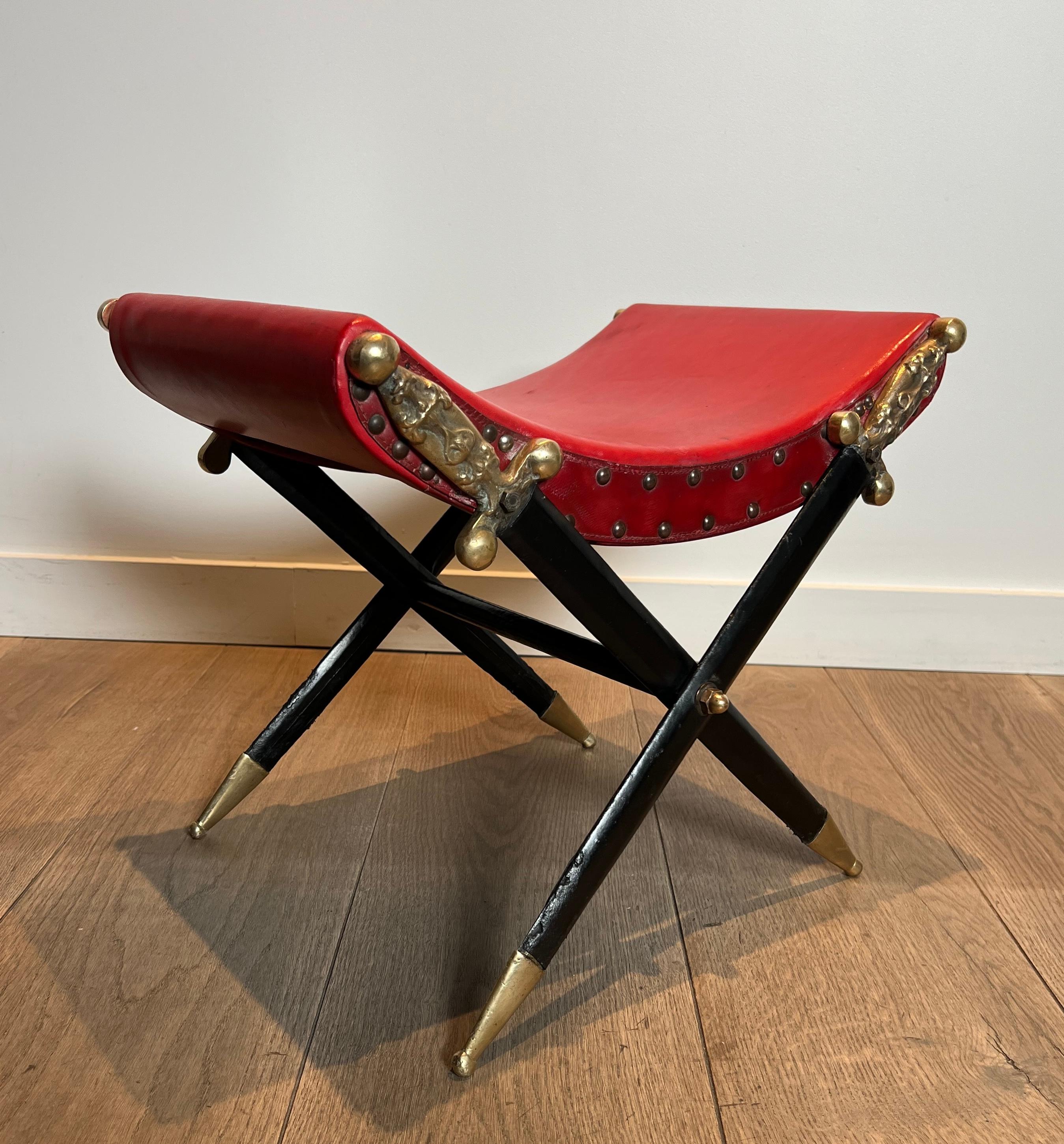 Tabouret Curule de style néoclassique en cuir rouge et décoré d'une épée croisée en vente 7