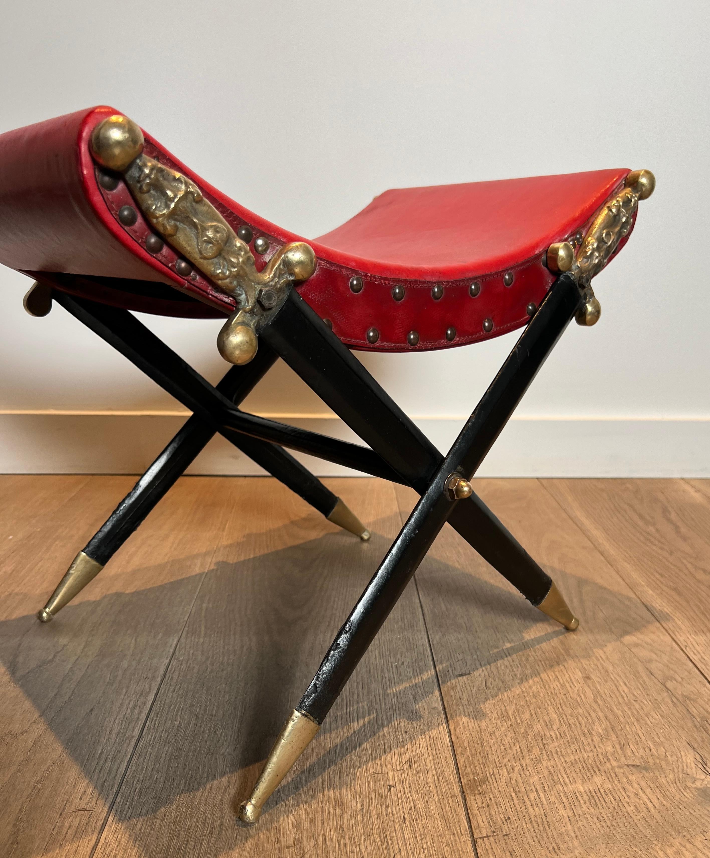 Tabouret Curule de style néoclassique en cuir rouge et décoré d'une épée croisée en vente 8
