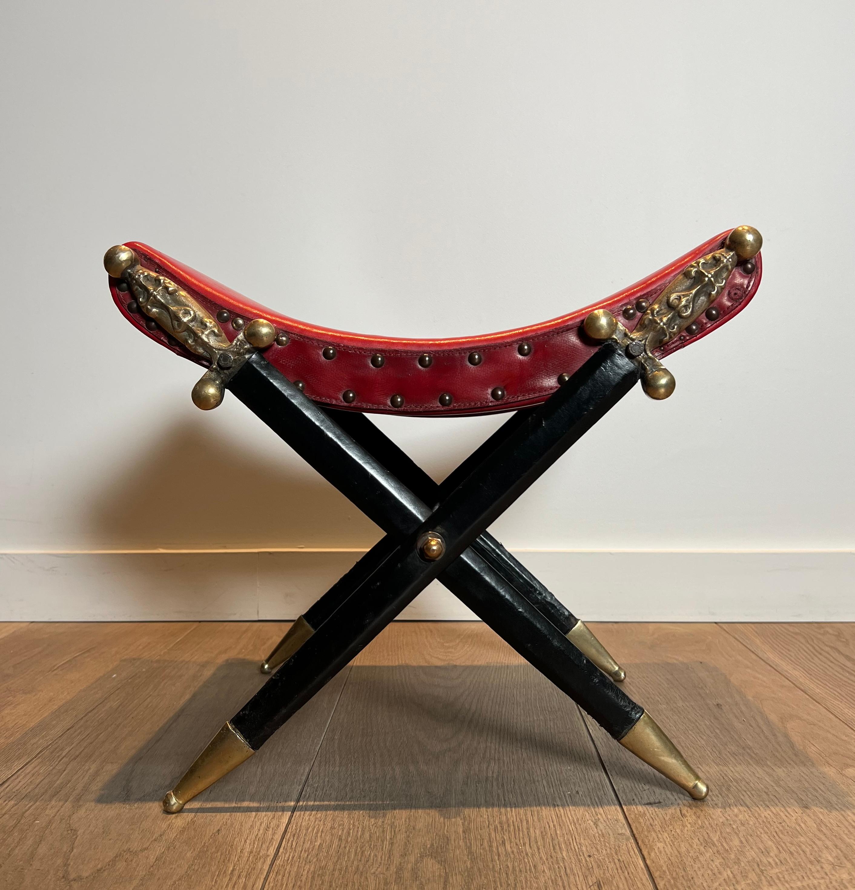 Tabouret Curule de style néoclassique en cuir rouge et décoré d'une épée croisée en vente 9