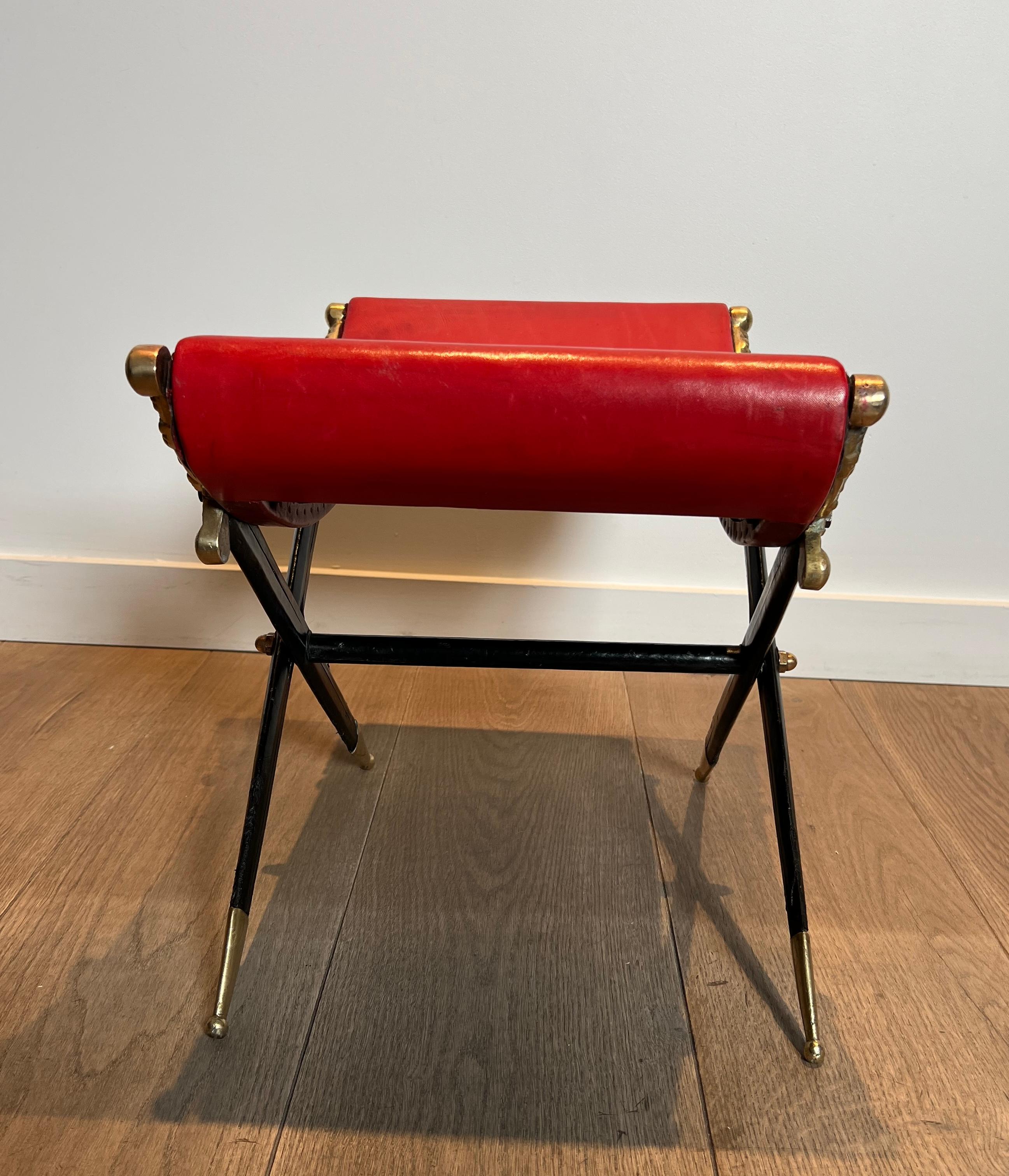 Tabouret Curule de style néoclassique en cuir rouge et décoré d'une épée croisée en vente 10