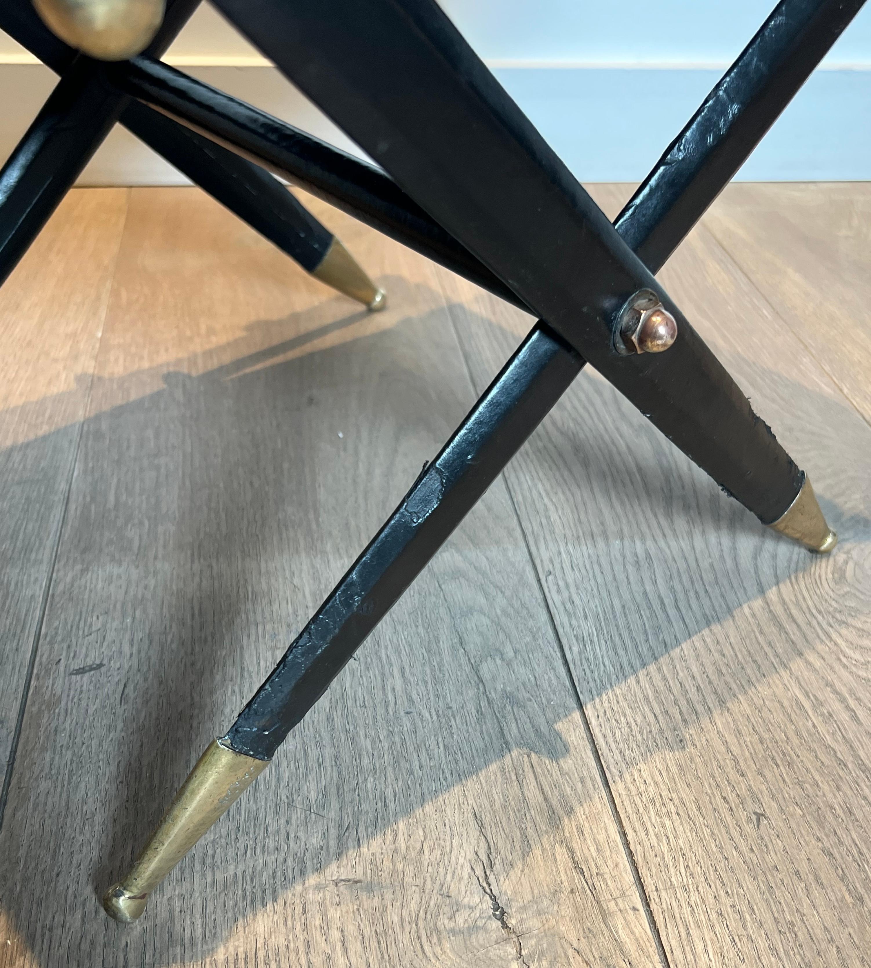 Tabouret Curule de style néoclassique en cuir rouge et décoré d'une épée croisée en vente 11