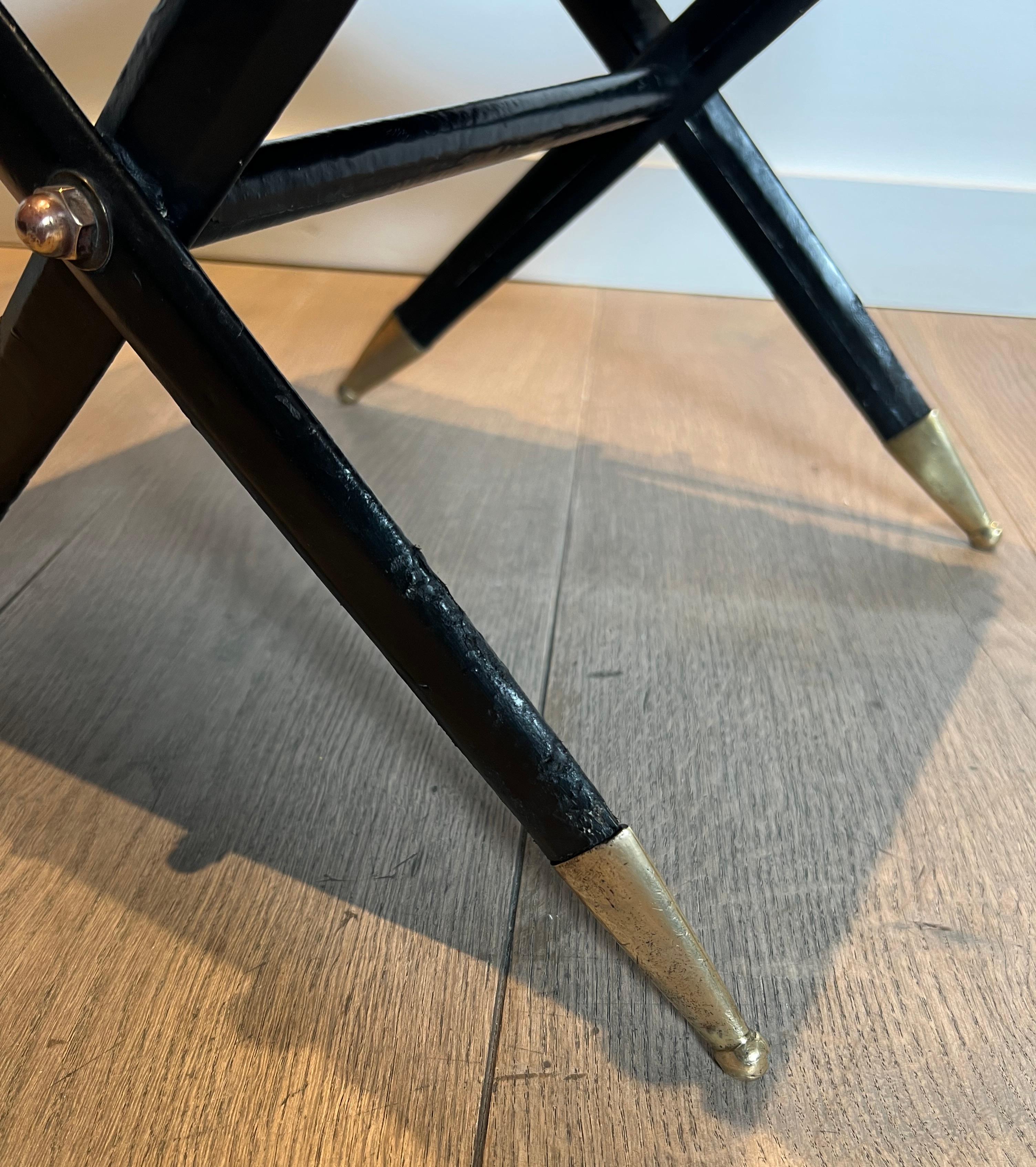Tabouret Curule de style néoclassique en cuir rouge et décoré d'une épée croisée en vente 12
