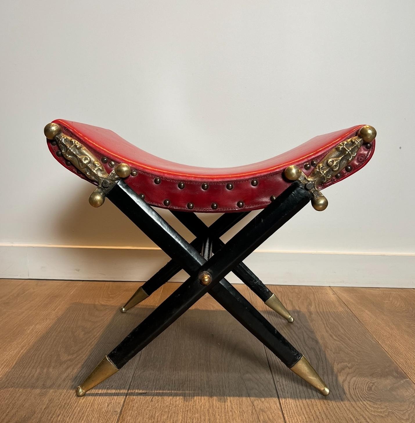 Tabouret Curule de style néoclassique en cuir rouge et décoré d'une épée croisée en vente 14