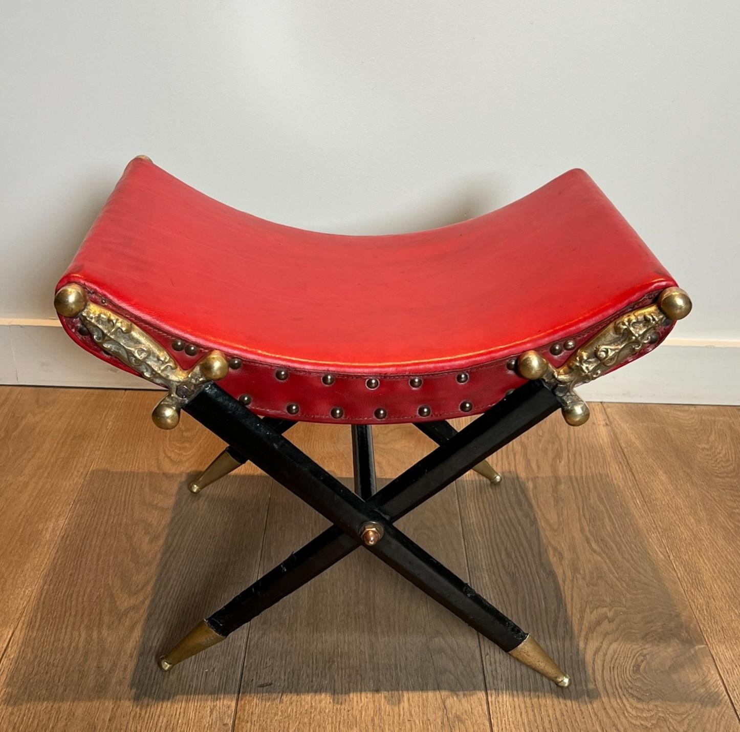 Français Tabouret Curule de style néoclassique en cuir rouge et décoré d'une épée croisée en vente