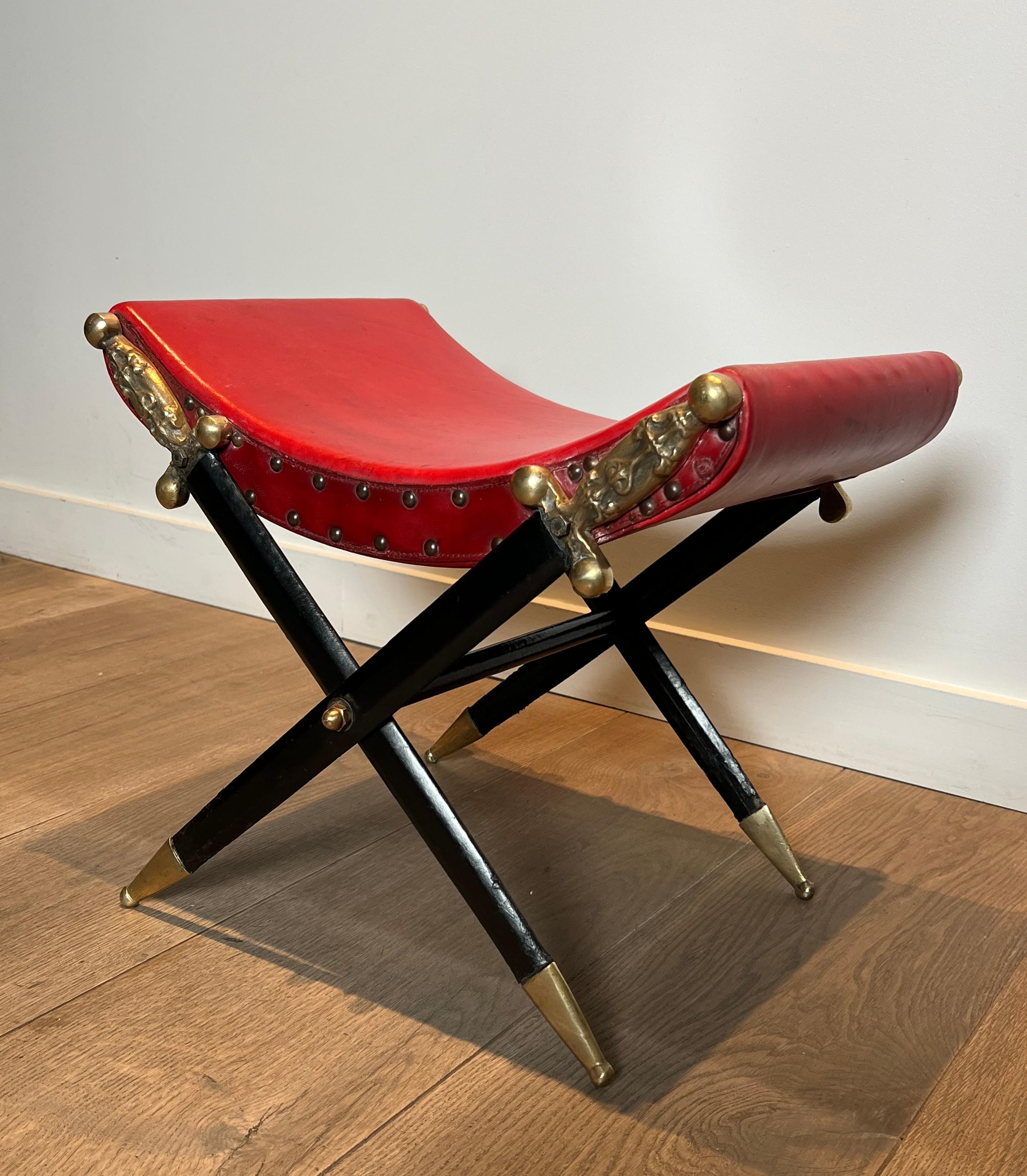 Tabouret Curule de style néoclassique en cuir rouge et décoré d'une épée croisée Bon état - En vente à Marcq-en-Barœul, Hauts-de-France