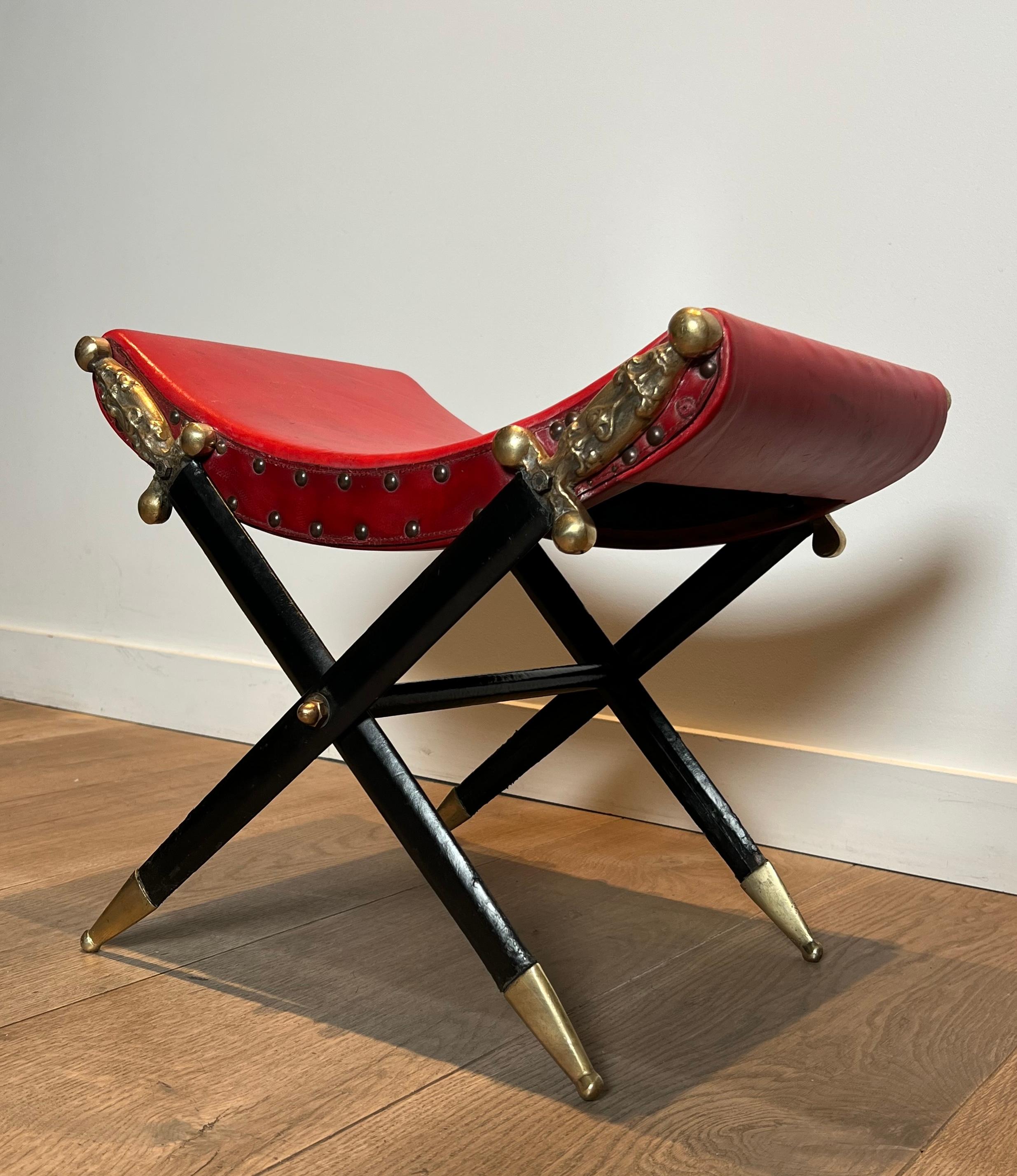Début du 20ème siècle Tabouret Curule de style néoclassique en cuir rouge et décoré d'une épée croisée en vente
