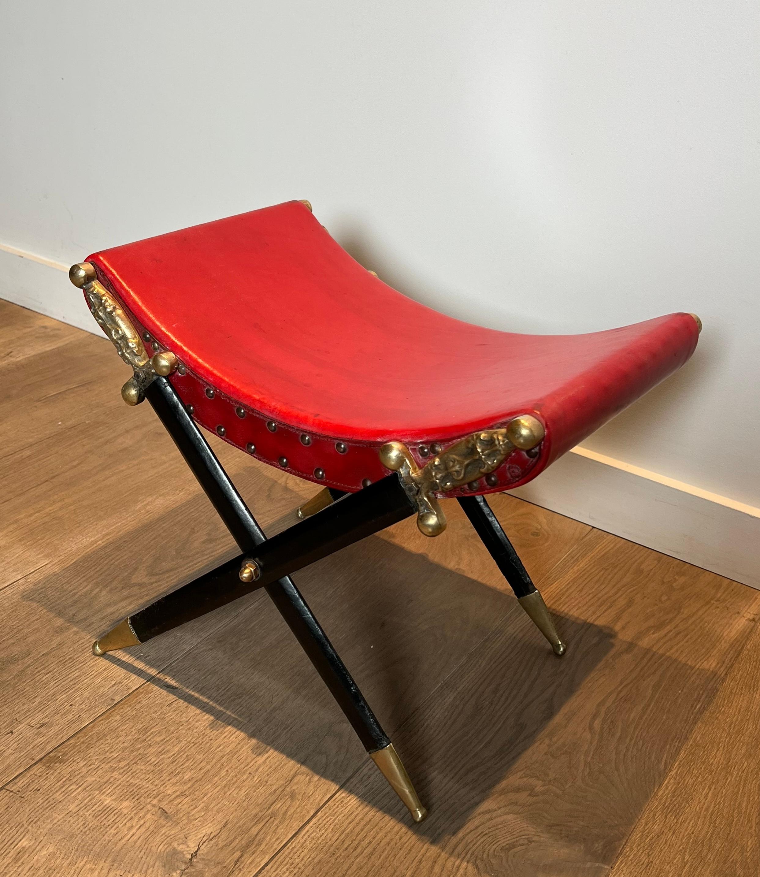 Bronze Tabouret Curule de style néoclassique en cuir rouge et décoré d'une épée croisée en vente