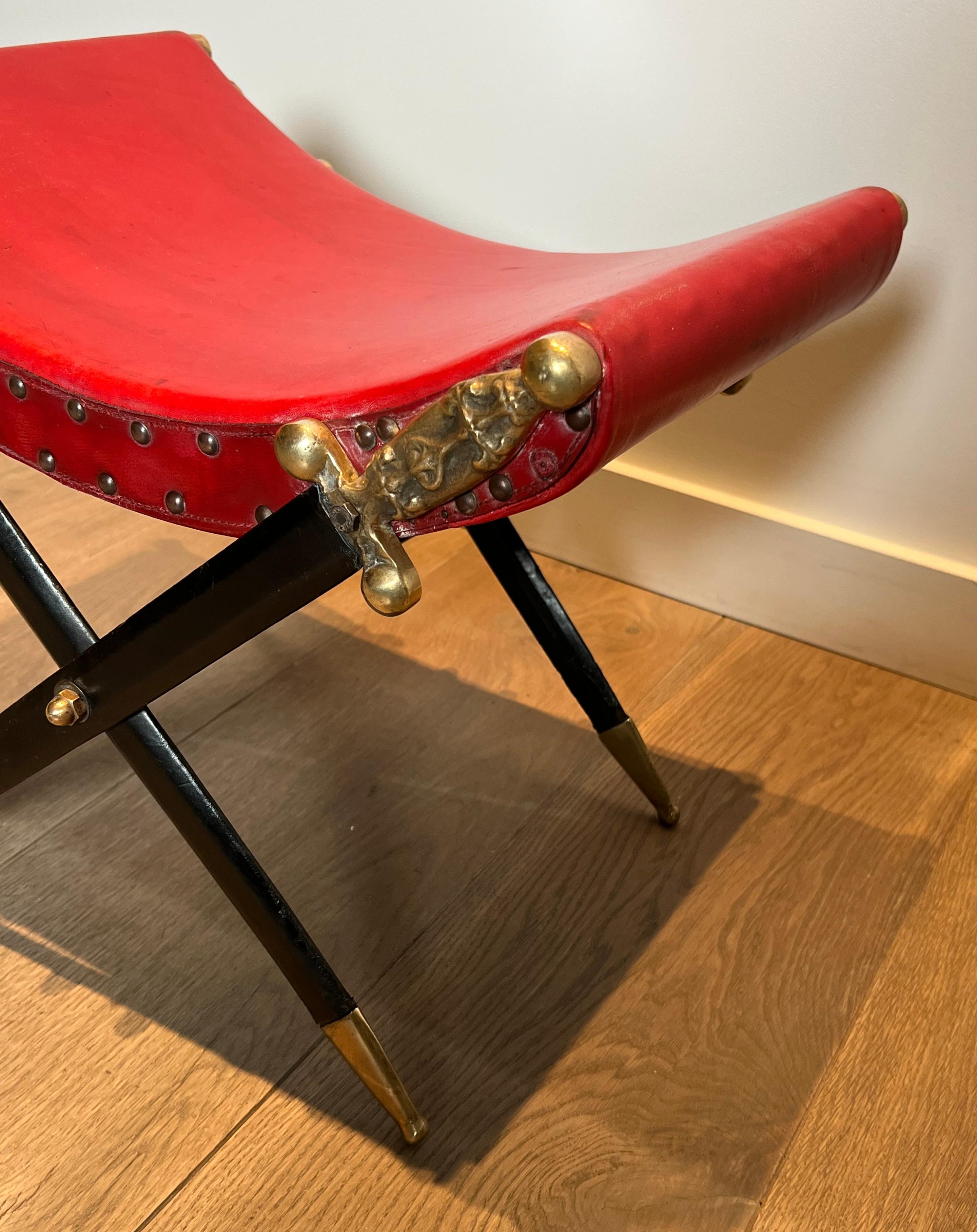 Tabouret Curule de style néoclassique en cuir rouge et décoré d'une épée croisée en vente 1