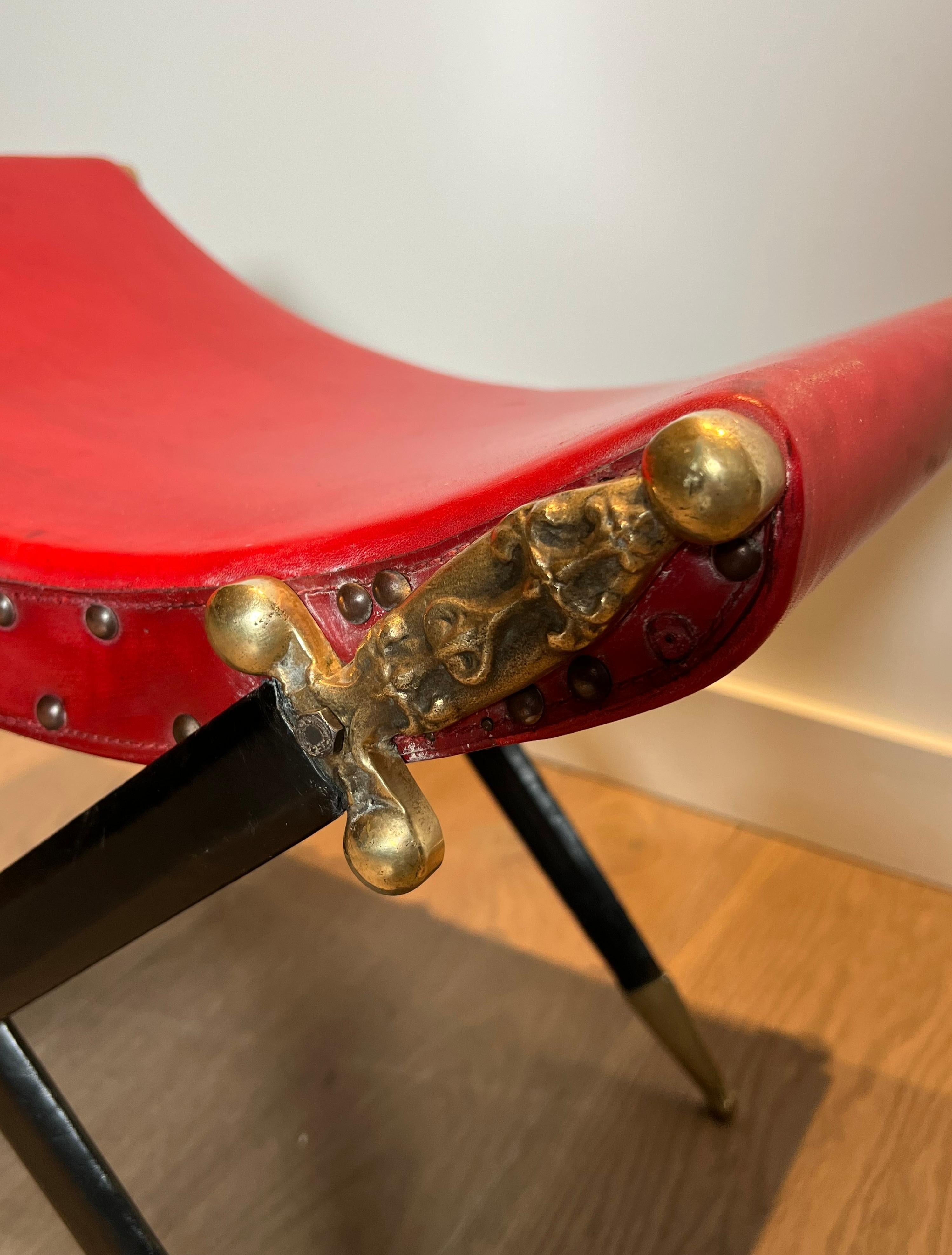 Tabouret Curule de style néoclassique en cuir rouge et décoré d'une épée croisée en vente 2