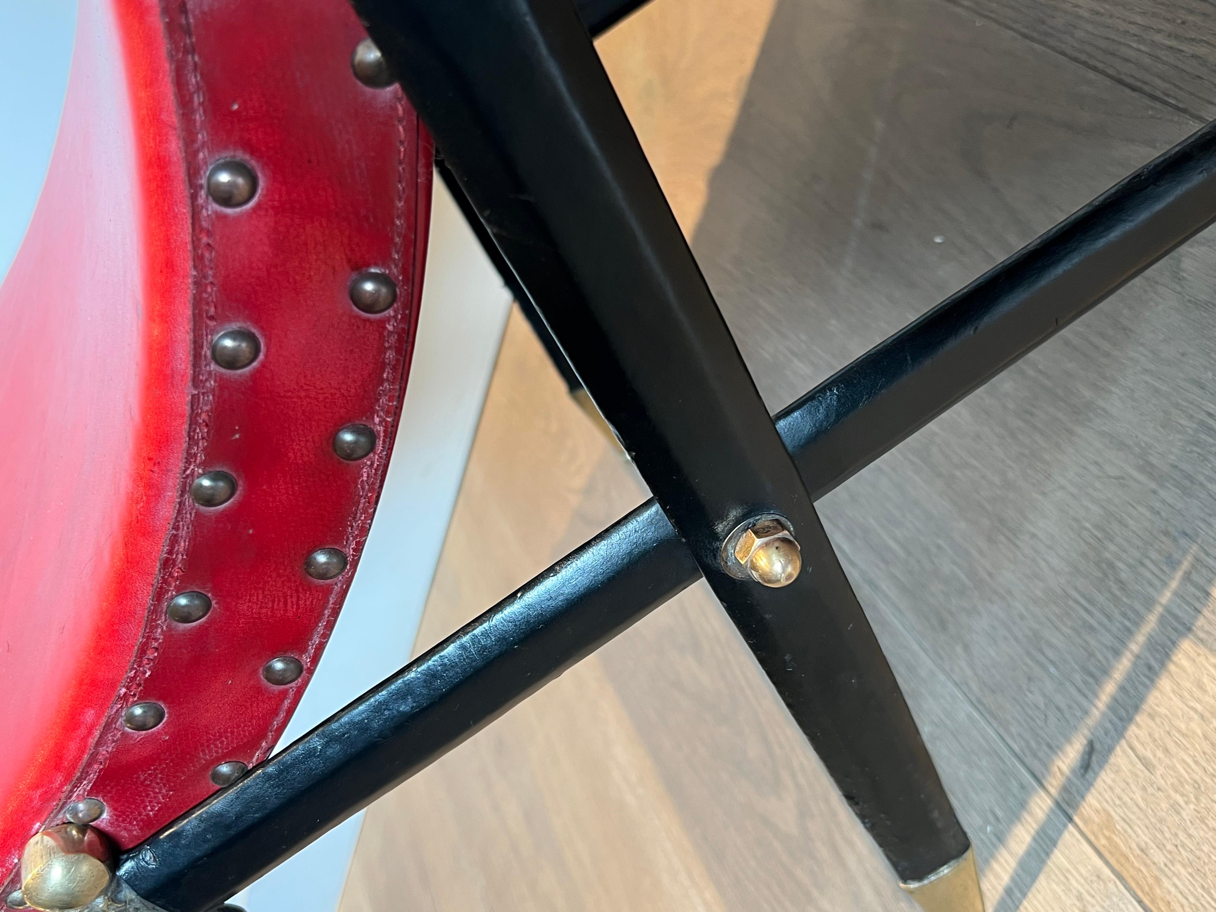 Tabouret Curule de style néoclassique en cuir rouge et décoré d'une épée croisée en vente 3