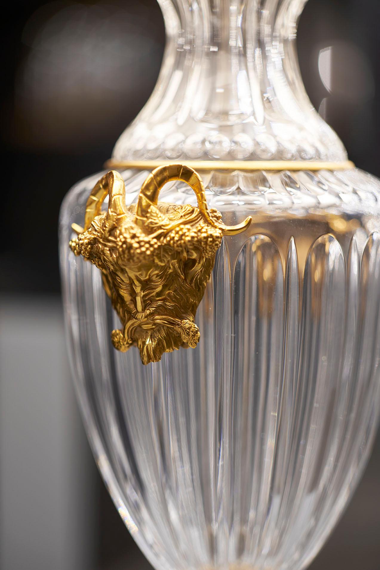 This Louis XVI style cut crystal and gilt bronze lamp by Gherardo Degli Albizzi features an amphor shape made by three crystal sections and fully chiselled bronze handles. The high quality chiseled bronze is expressed through satyr-shaped side