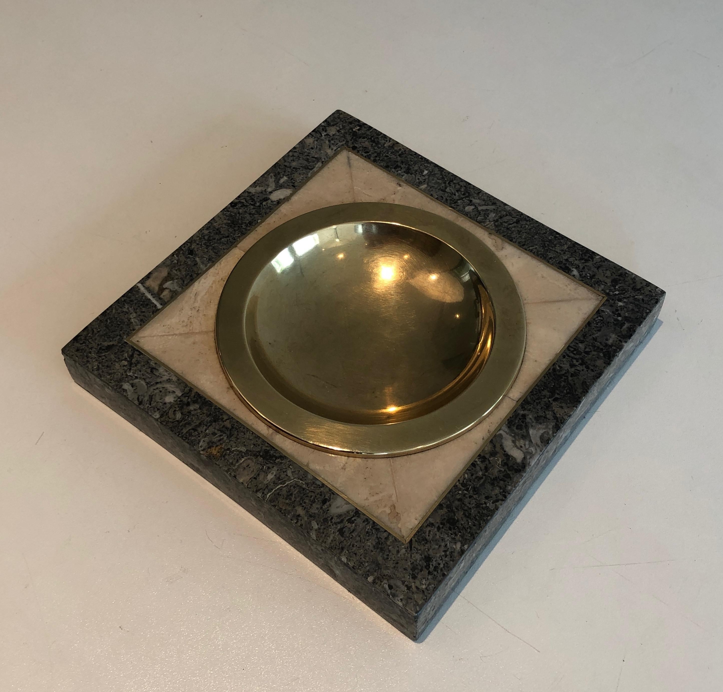 Neoclassical Style Faux-Marble and Brass Vide-Poche, French, circa 1970 In Good Condition For Sale In Marcq-en-Barœul, Hauts-de-France