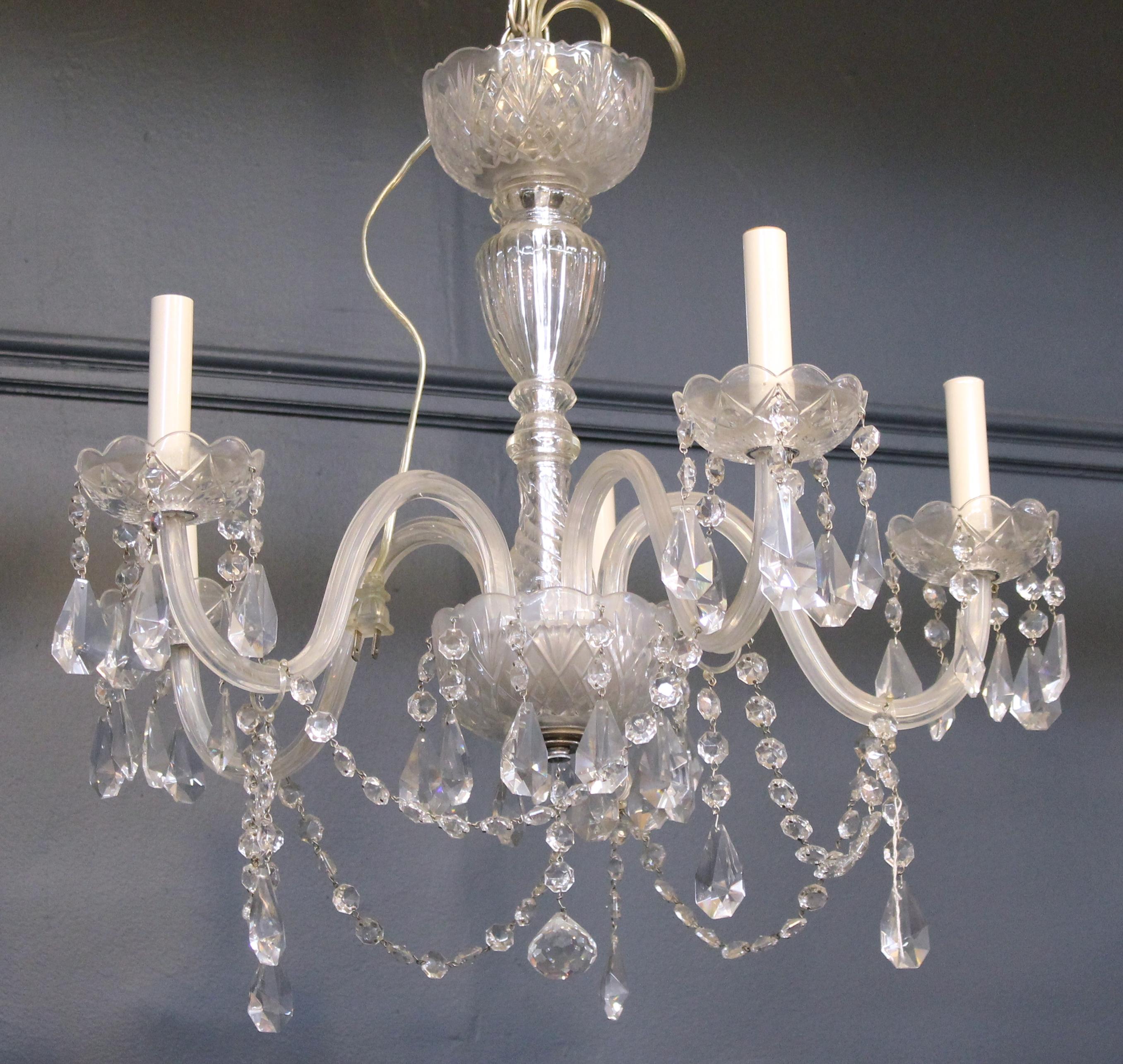 Neoclassical style crystal chandelier with five arms, probably manufactured in the mid-20th century. The piece is in great vintage condition.