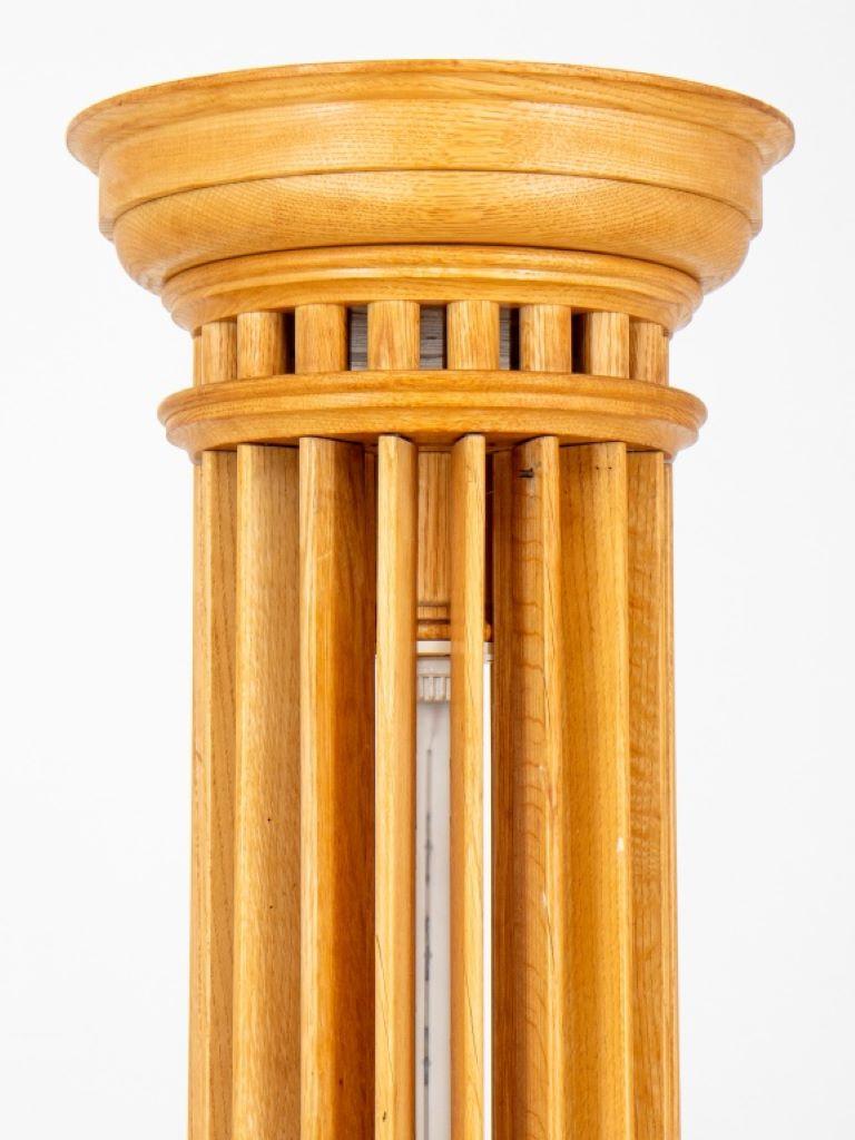 Neoklassizistische Stehlampe mit kannelierter dorischer Säule aus Holz, offenbar ohne Markierung, eine Lamelle fehlt. Provenienz: Aus einer Sammlung der Upper East Side.