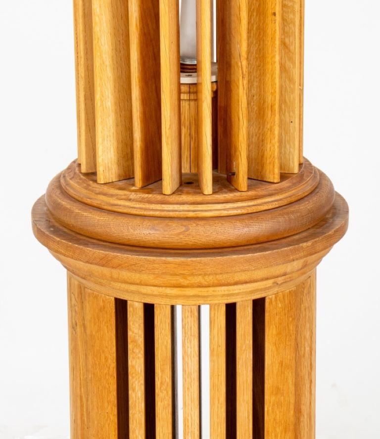 Stehlampe im neoklassischen Stil mit kannelierter Wood Wood Säule (Neoklassisch) im Angebot