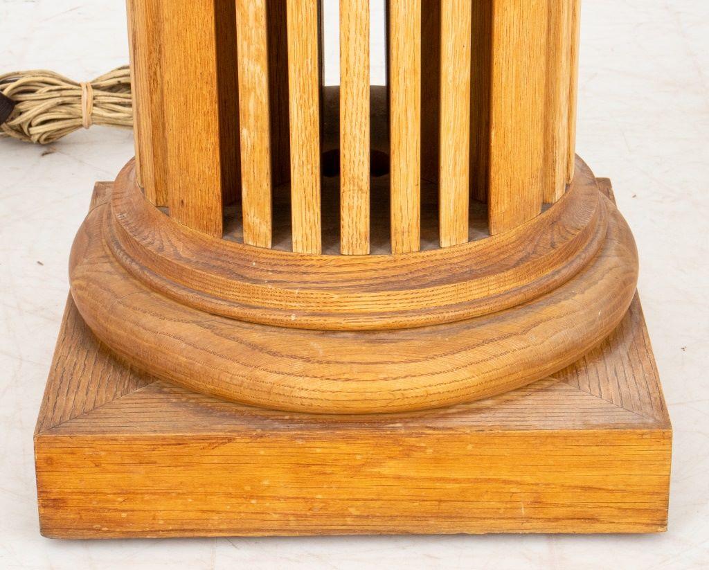 Inconnu Lampadaire à colonne en bois cannelé de style néoclassique en vente