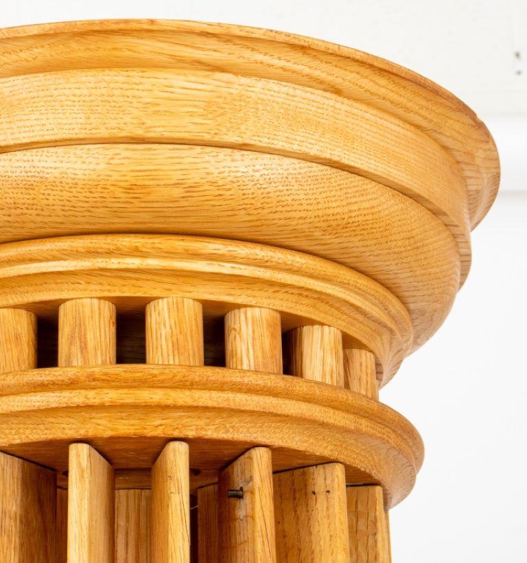 Stehlampe im neoklassischen Stil mit kannelierter Wood Wood Säule im Zustand „Gut“ im Angebot in New York, NY