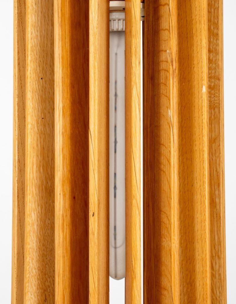 20ième siècle Lampadaire à colonne en bois cannelé de style néoclassique en vente