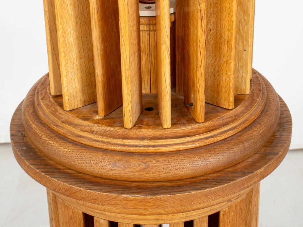 Stehlampe im neoklassischen Stil mit kannelierter Wood Wood Säule (Holz) im Angebot