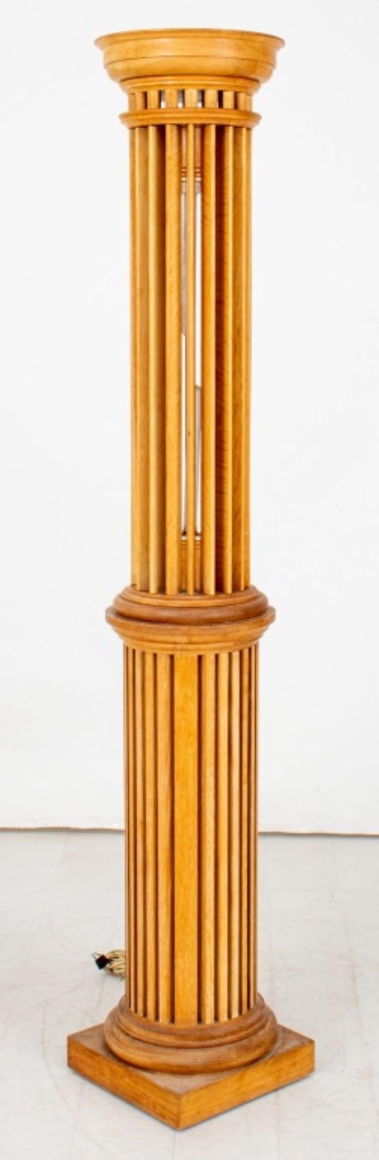 Stehlampe im neoklassischen Stil mit kannelierter Wood Wood Säule im Angebot 1