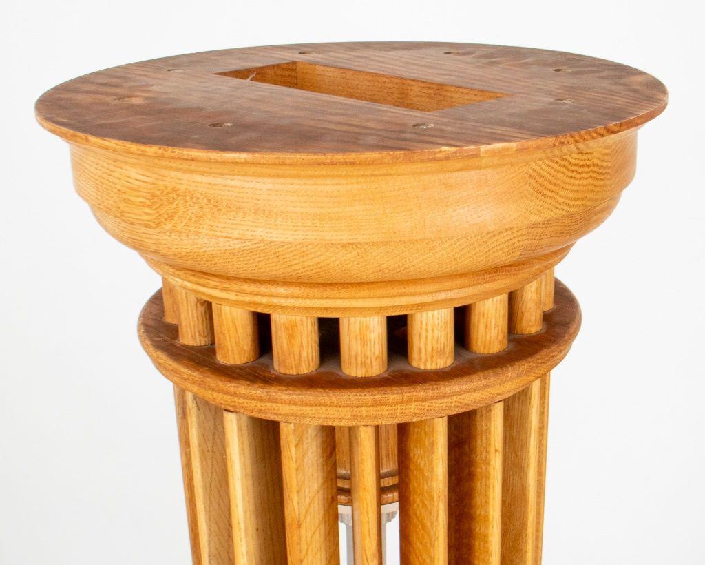 Stehlampe im neoklassischen Stil mit kannelierter Wood Wood Säule im Angebot 2