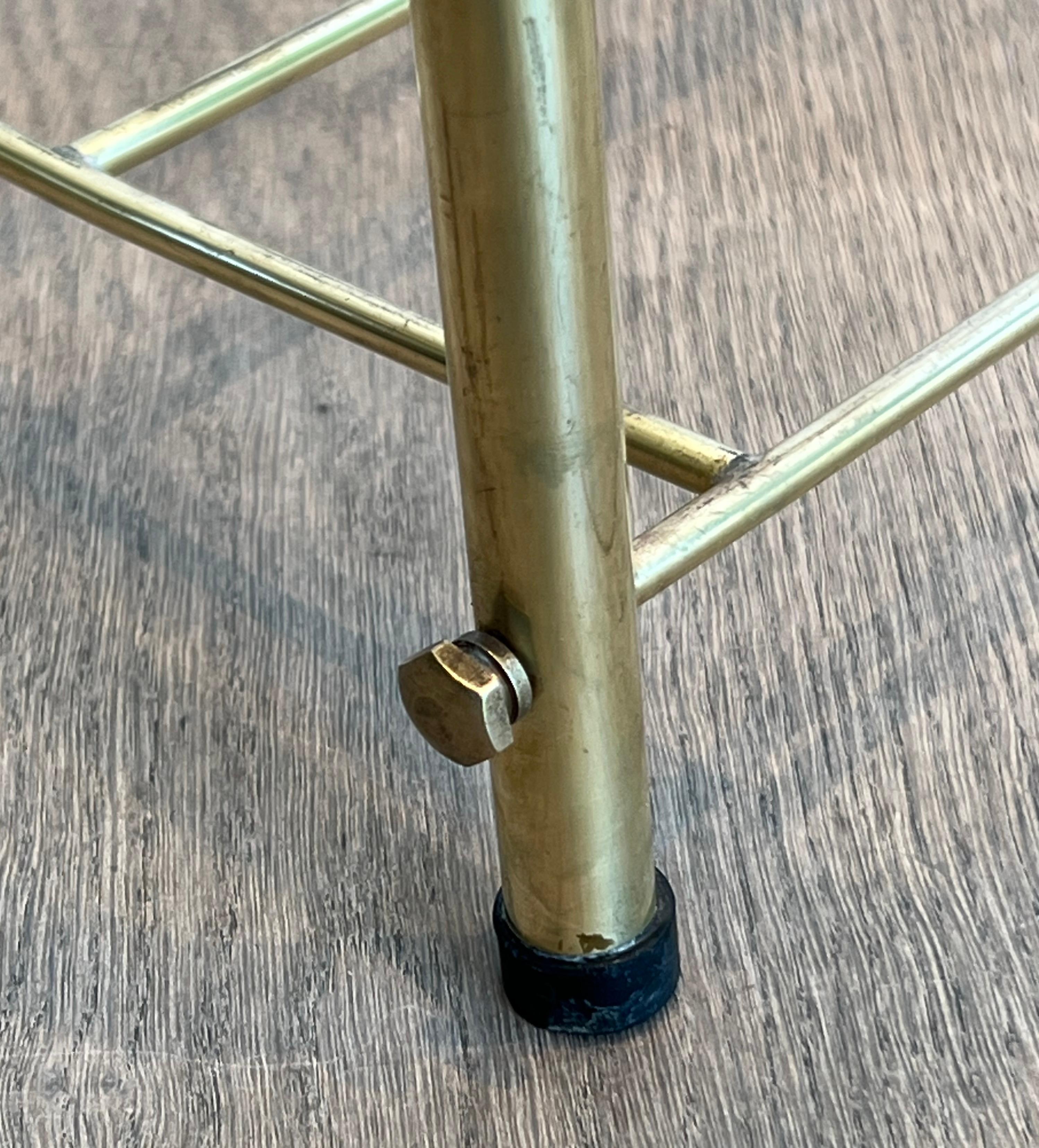 Valet in stile neoclassico Foldes in ottone e legno con rotelle in vendita 4