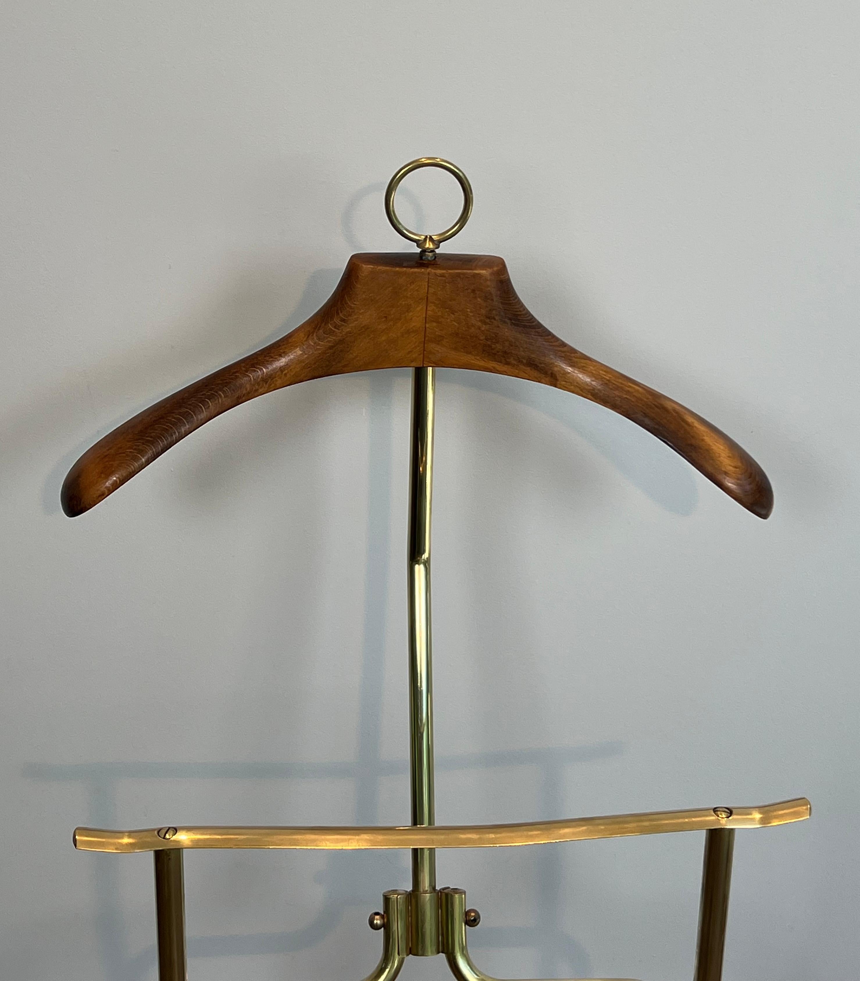 Valet in stile neoclassico Foldes in ottone e legno con rotelle In condizioni buone in vendita a Marcq-en-Barœul, Hauts-de-France