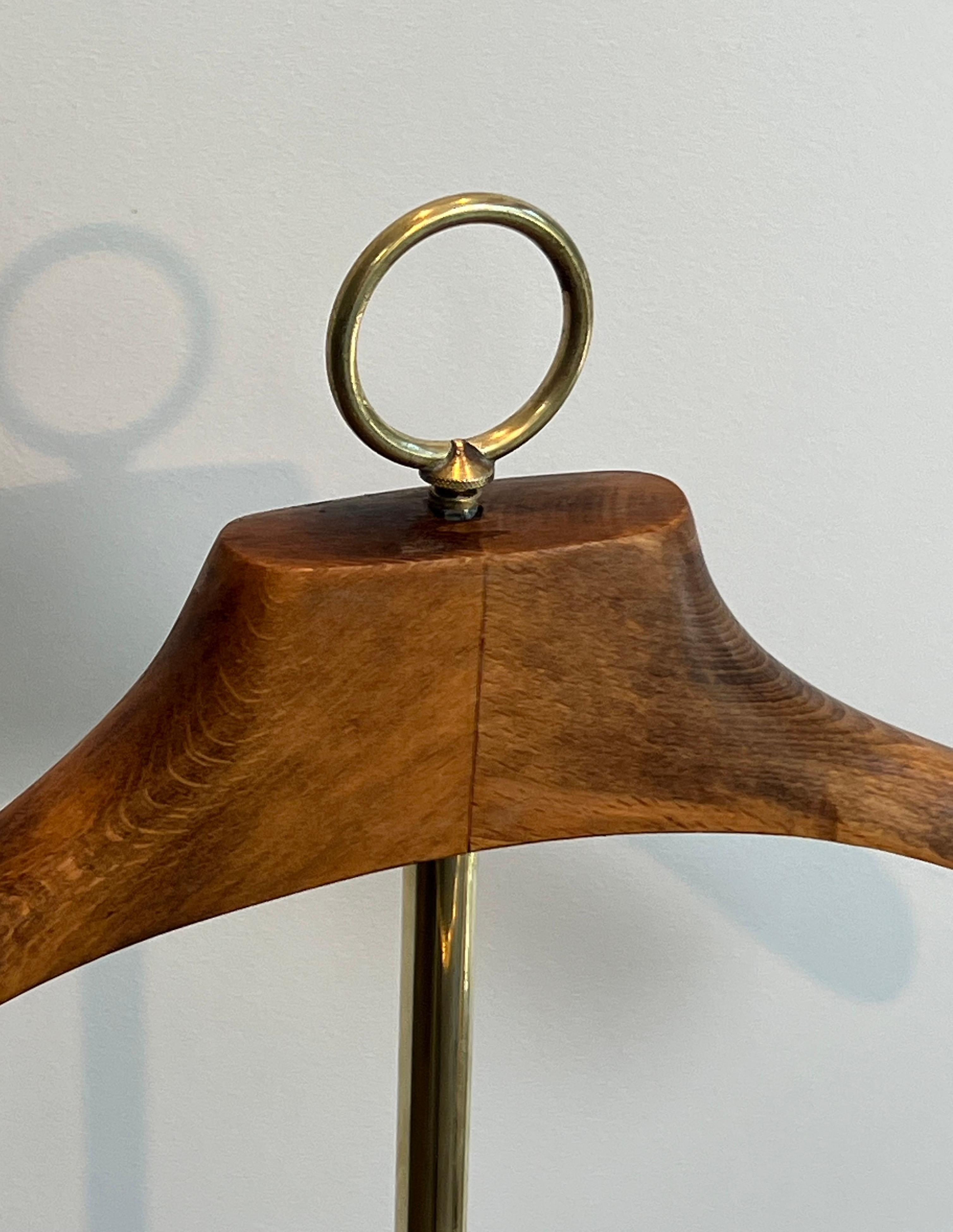 Metà XX secolo Valet in stile neoclassico Foldes in ottone e legno con rotelle in vendita