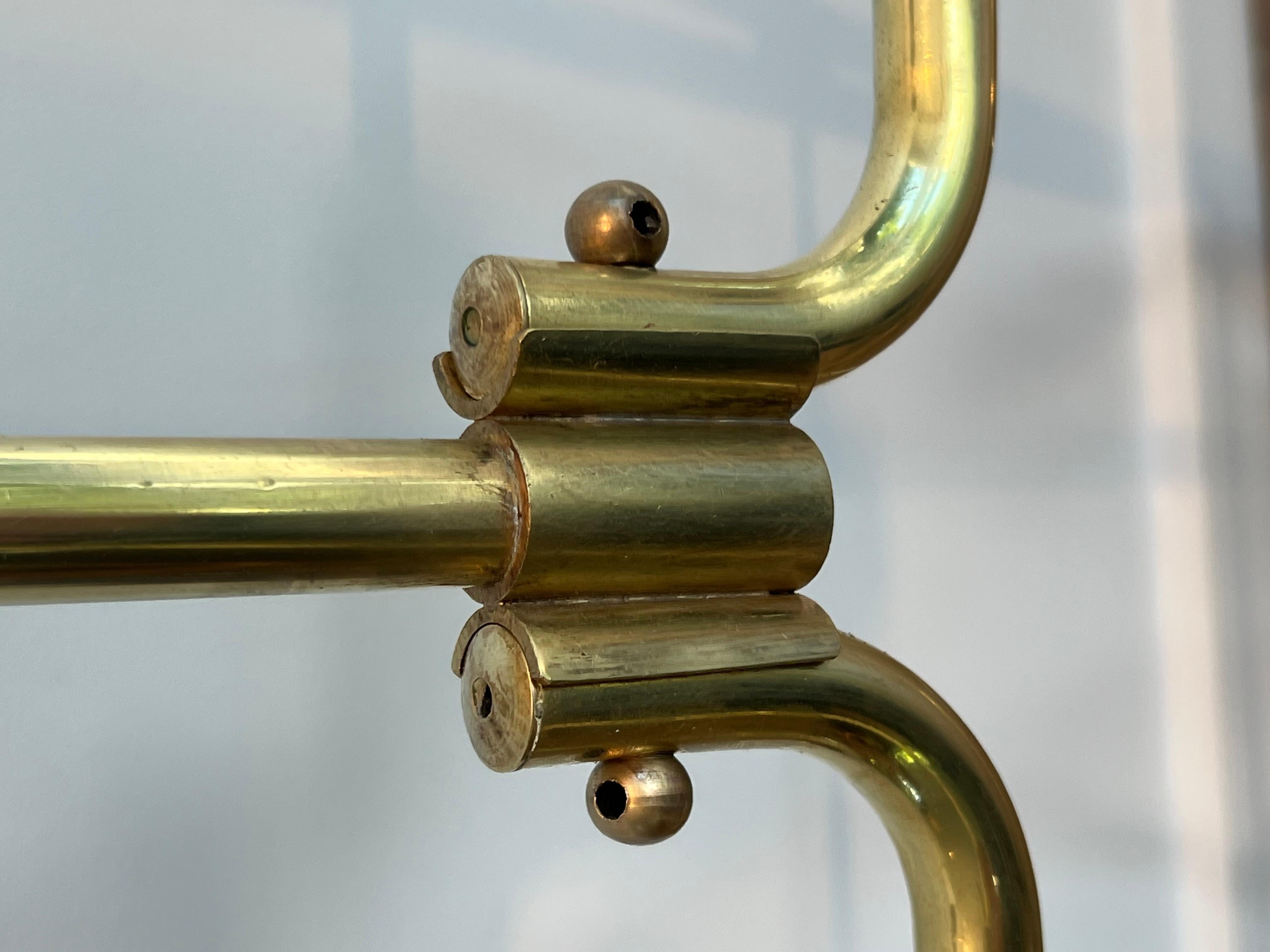 Valet in stile neoclassico Foldes in ottone e legno con rotelle in vendita 1