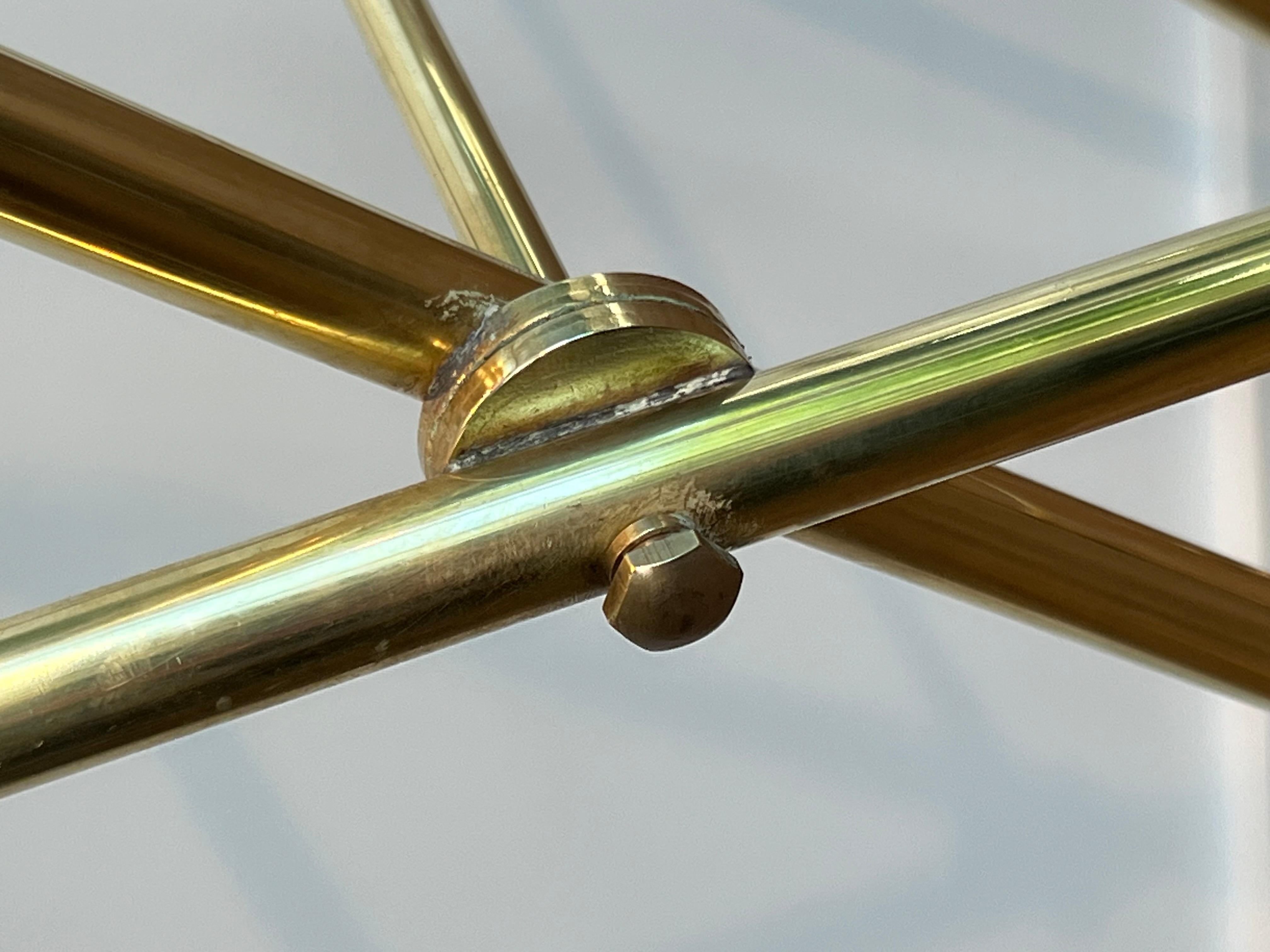 Valet in stile neoclassico Foldes in ottone e legno con rotelle in vendita 2