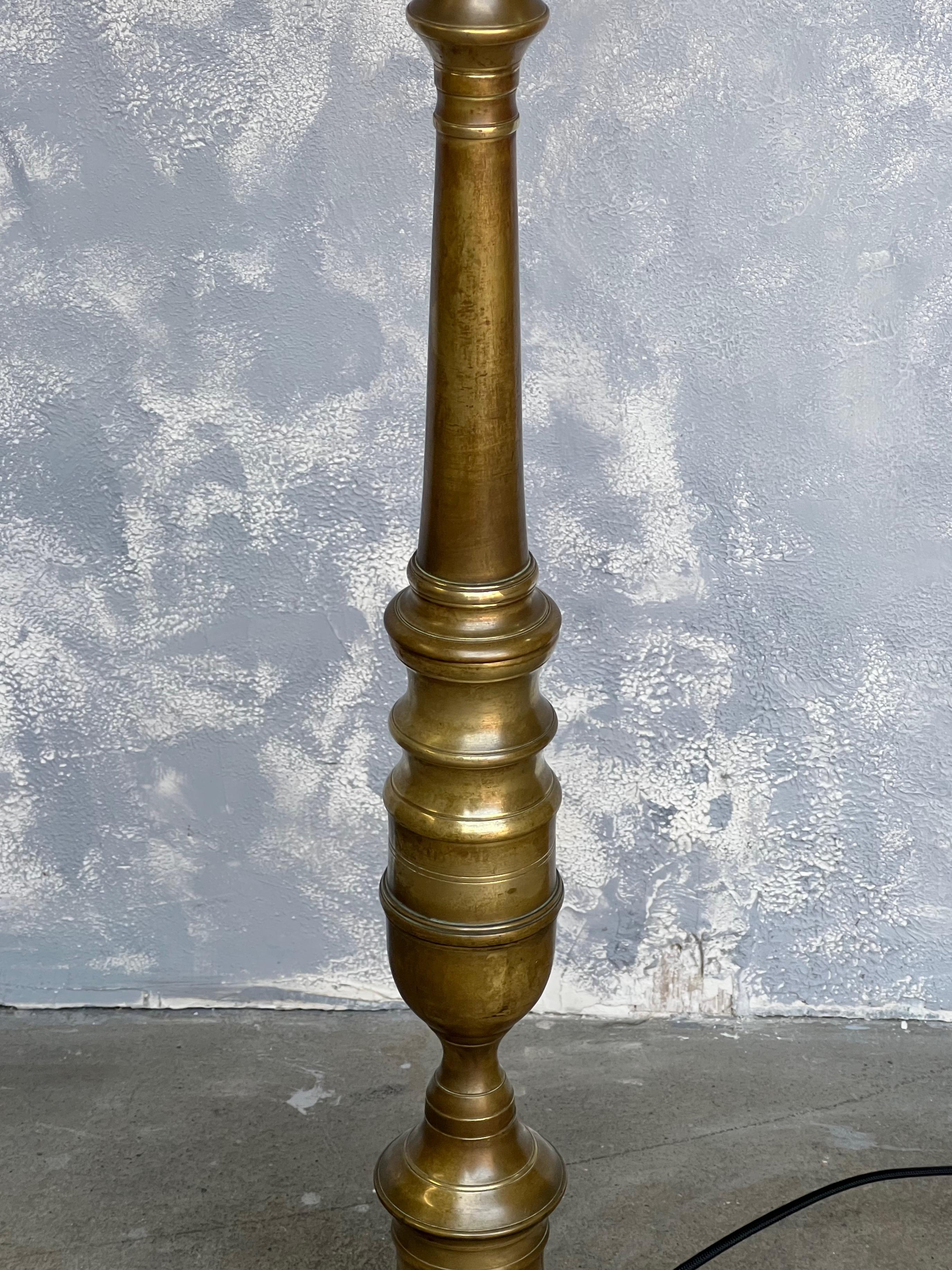 Mid-20th Century Neoclassical Style French Brass and  Bronze Floor Lamp For Sale