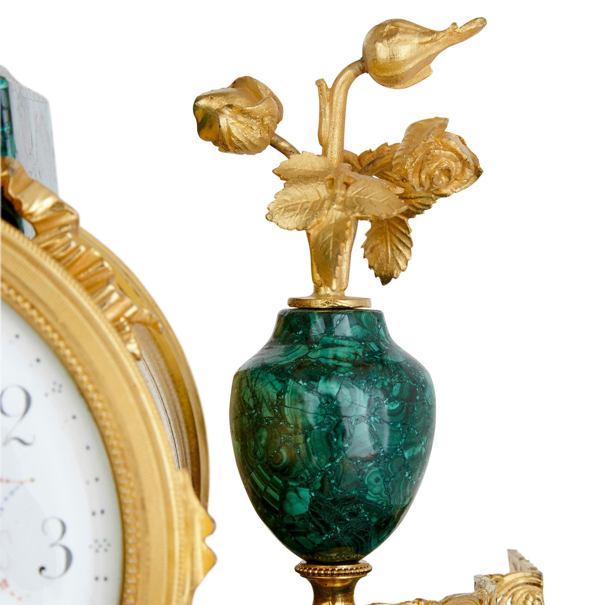 Französische Kaminuhr im neoklassischen Stil aus Malachit und vergoldeter Bronze im Zustand „Gut“ im Angebot in London, GB