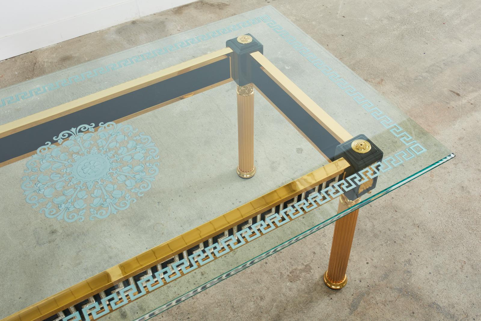 Table de salle à manger de style néoclassique en métal doré d'après Versace en vente 9