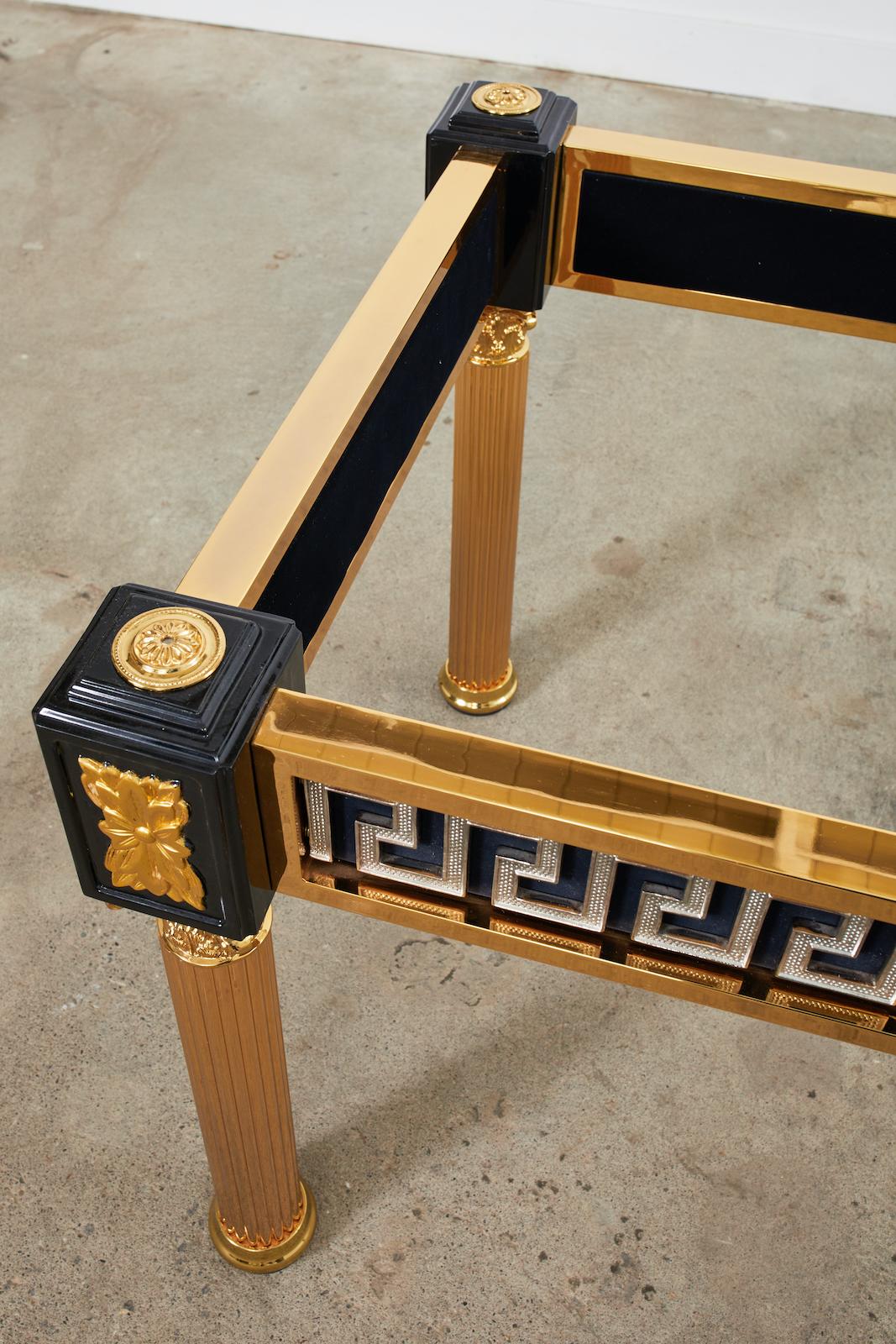 Table de salle à manger de style néoclassique en métal doré d'après Versace en vente 10