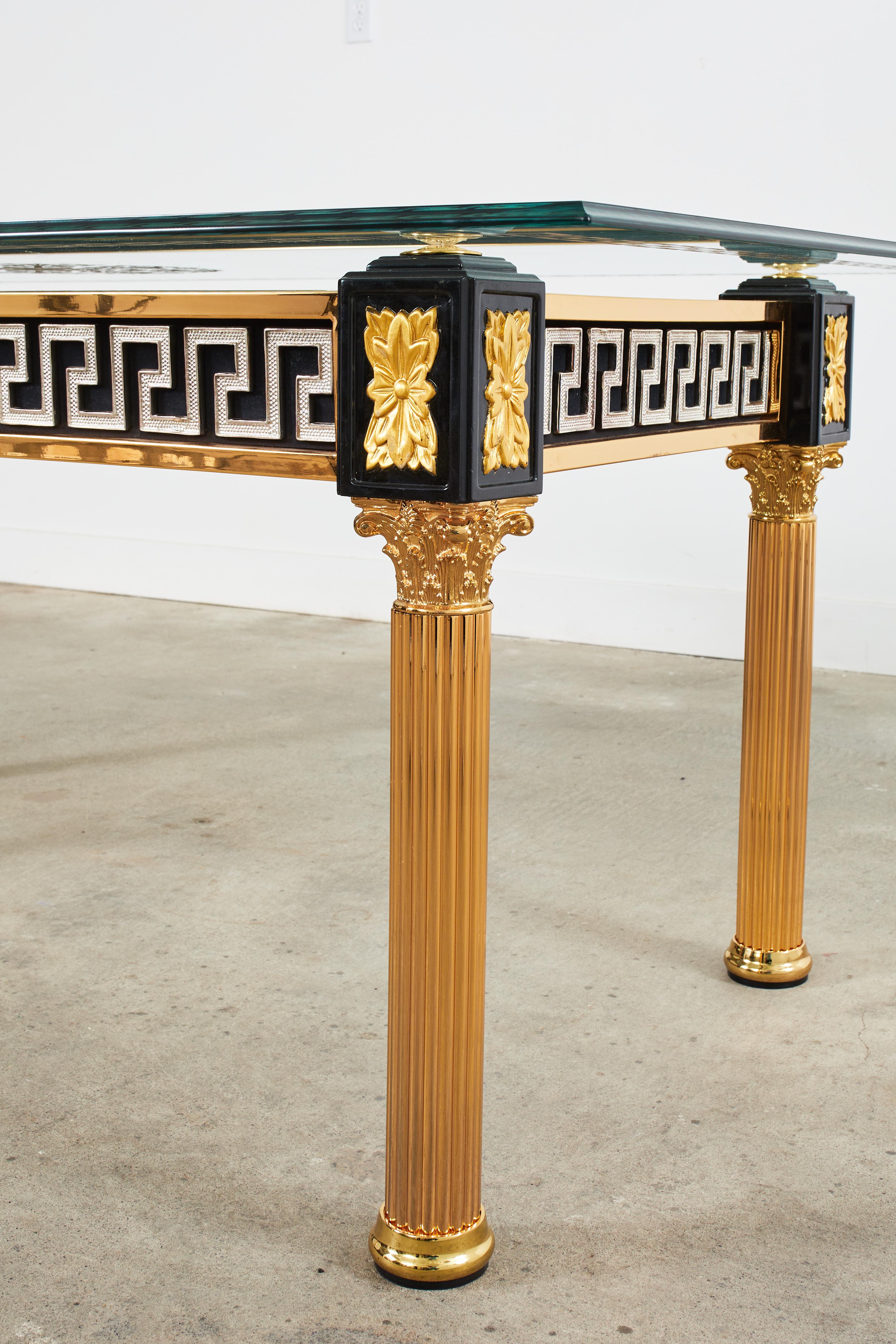 Doré Table de salle à manger de style néoclassique en métal doré d'après Versace en vente