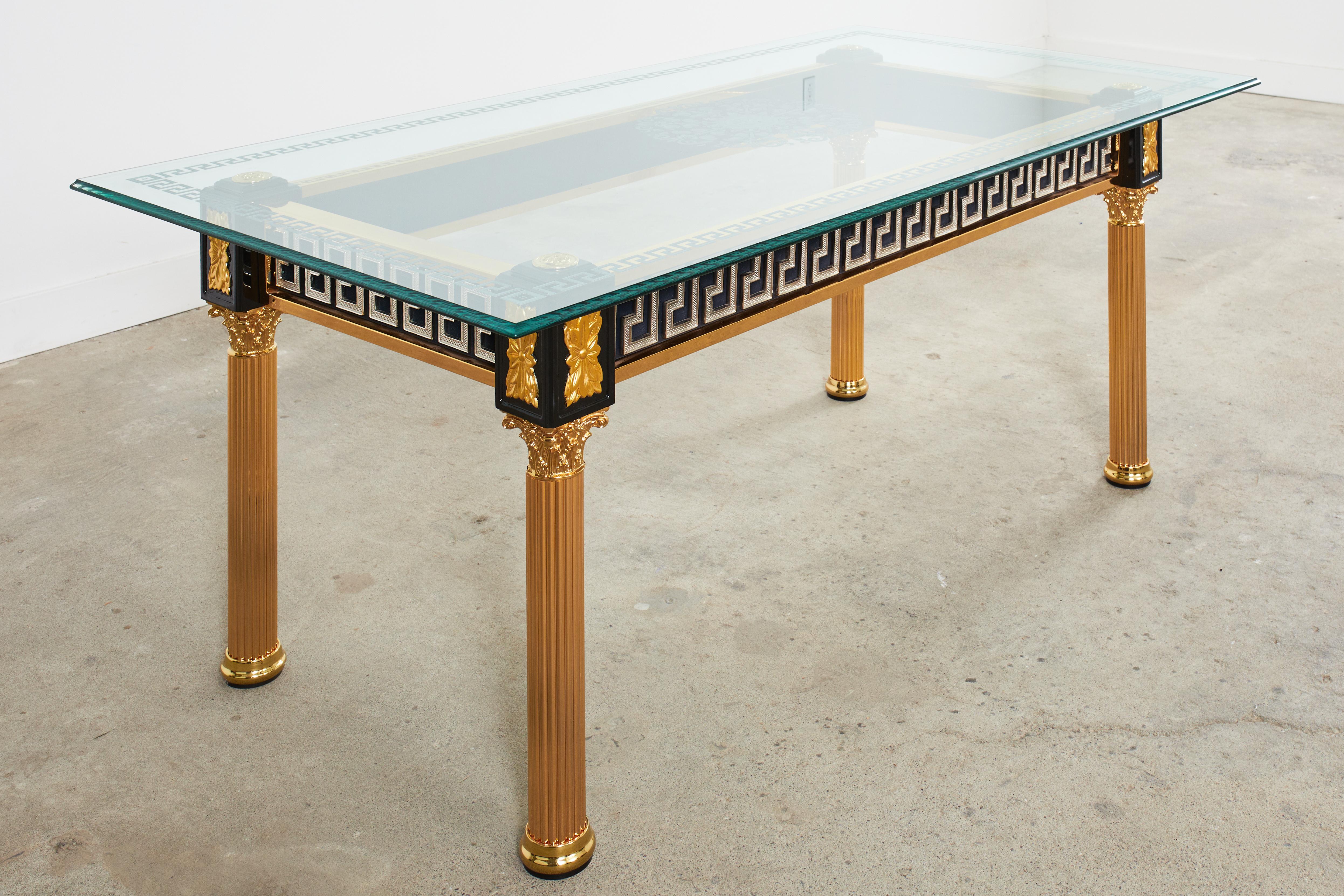 Métal Table de salle à manger de style néoclassique en métal doré d'après Versace en vente