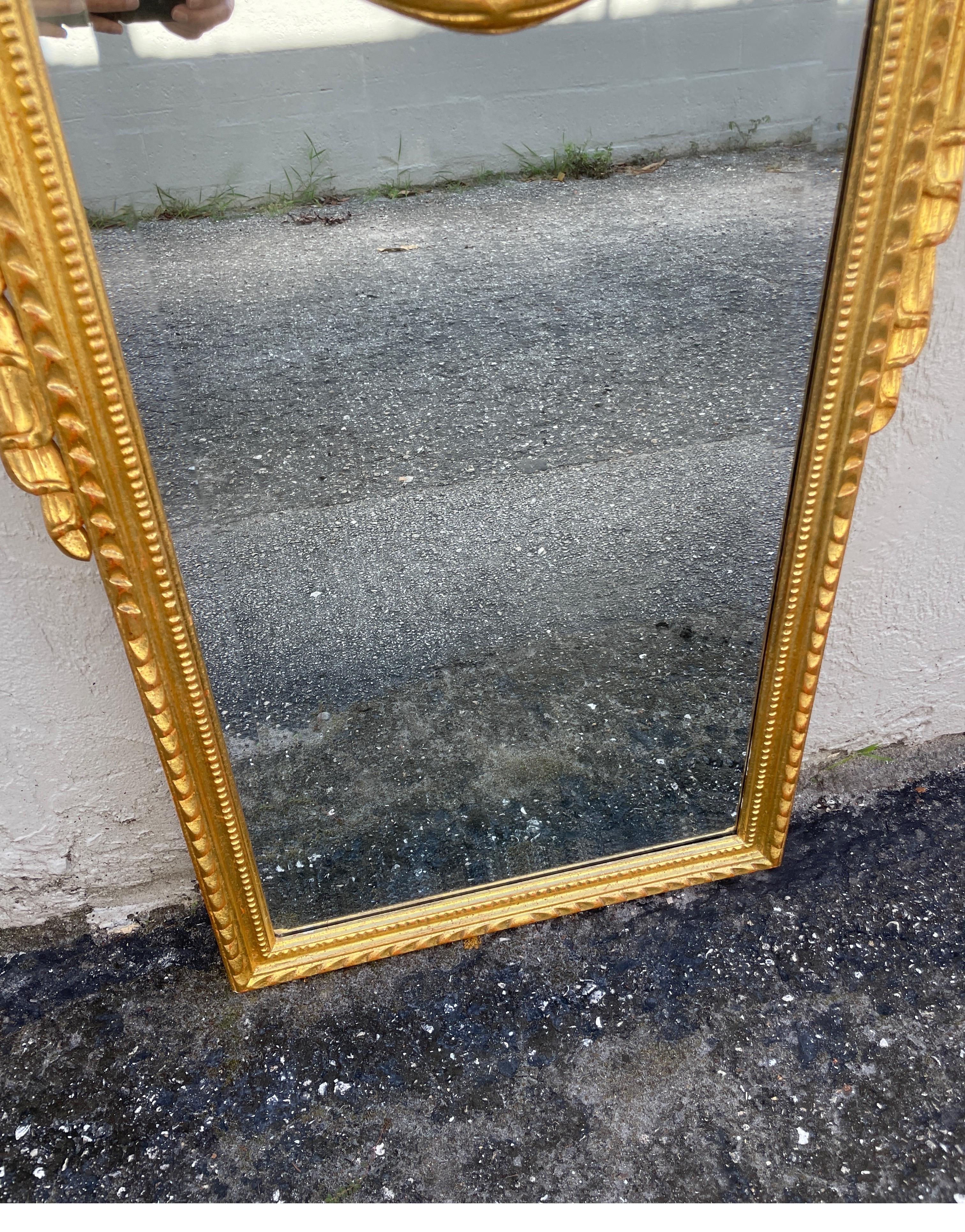 Vergoldeter Spiegel im neoklassizistischen Stil von La Barge (Italienisch) im Angebot