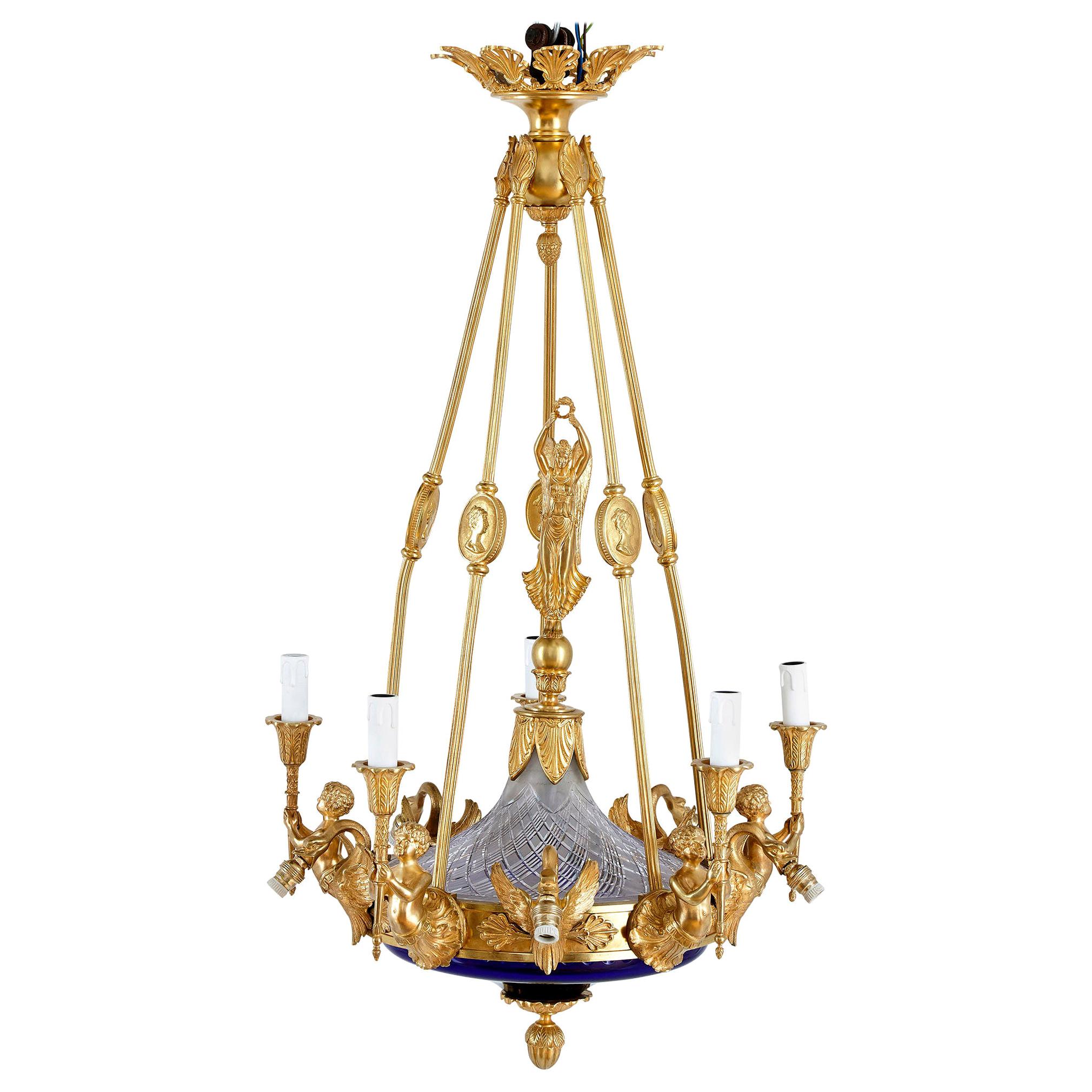 Lustre de style néoclassique en bronze doré et verre bleu cobalt