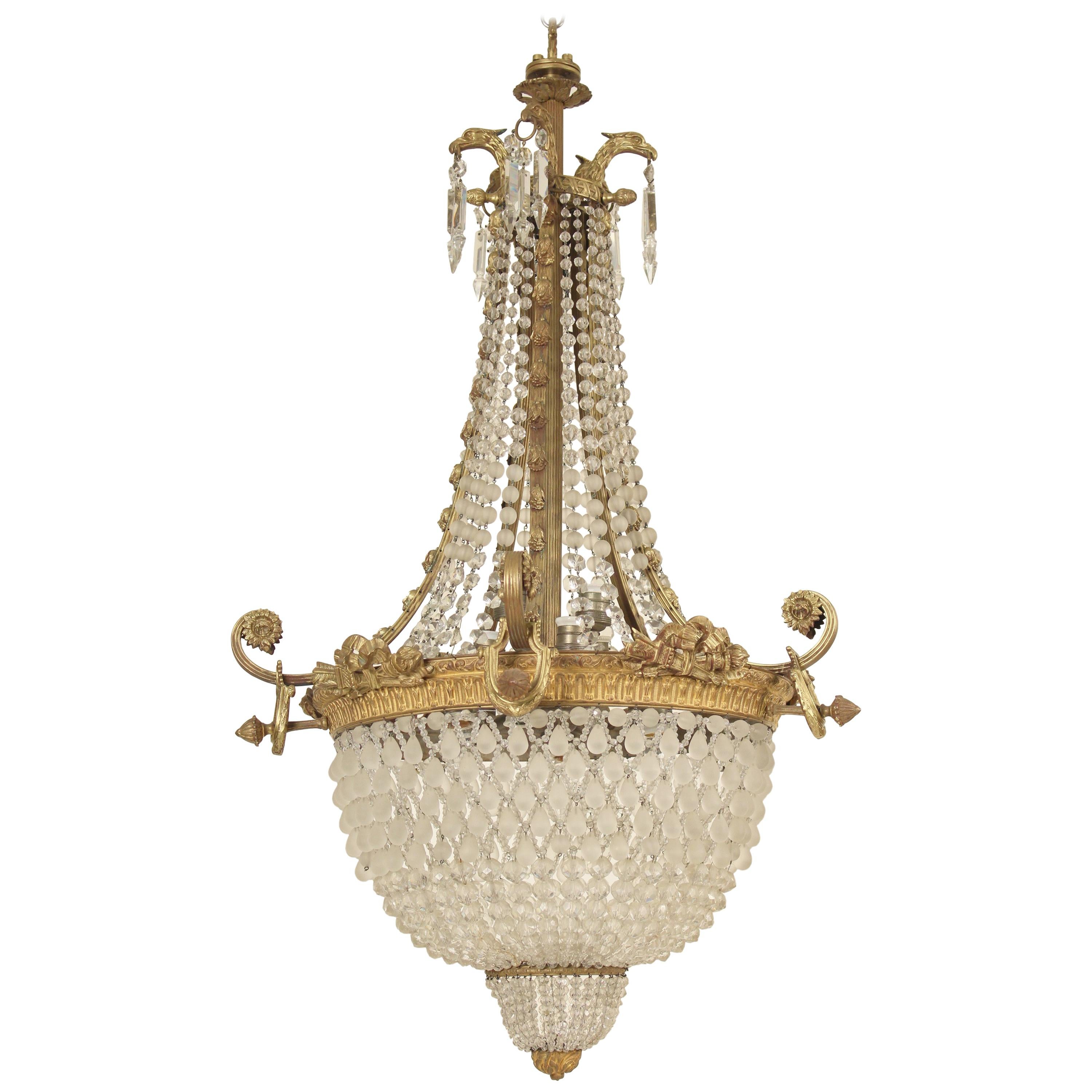 Lampadario in bronzo dorato e cristallo in stile neoclassico