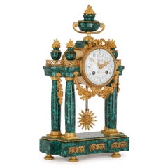 Pendule de cheminée de style néoclassique en bronze doré et malachite