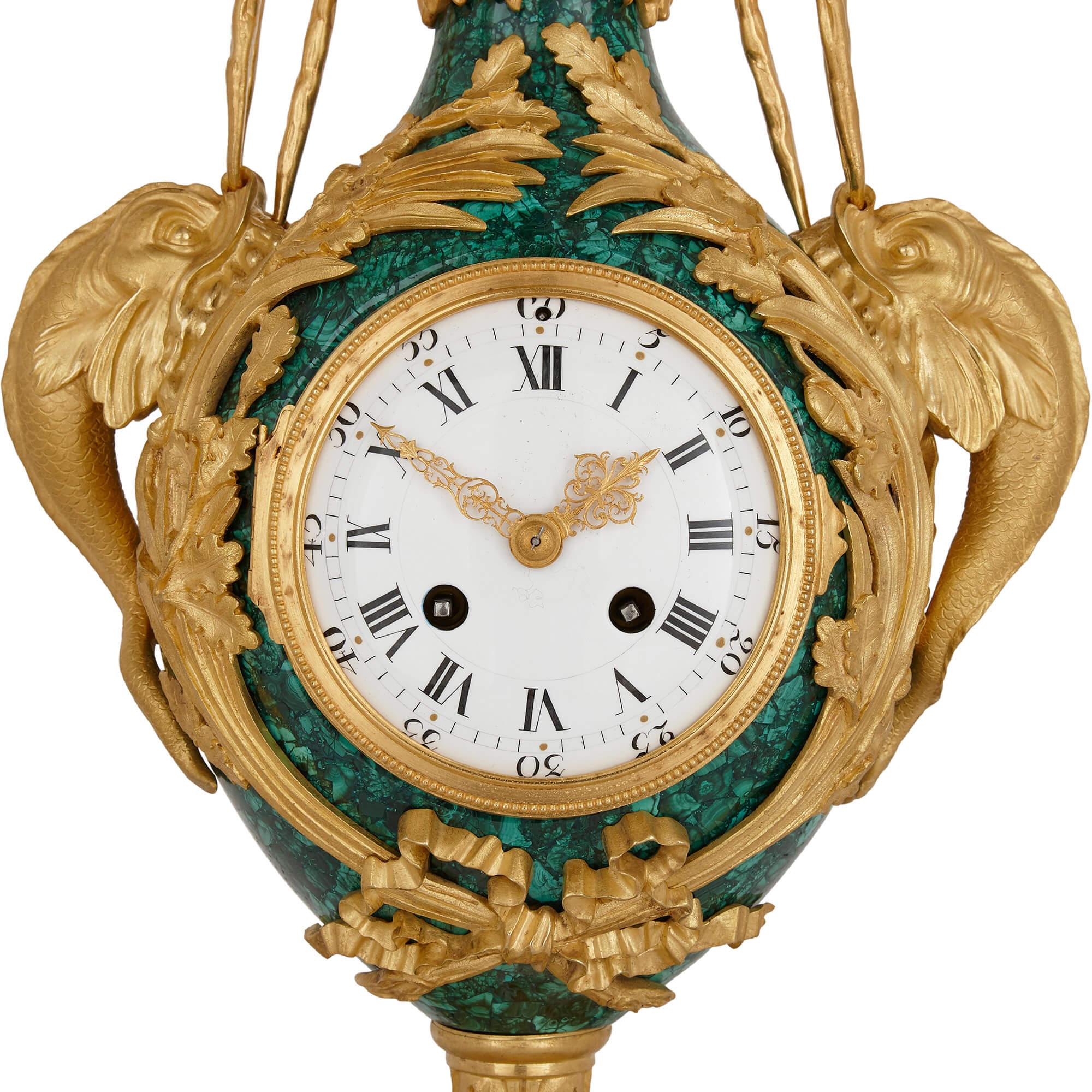 Kaminuhr im neoklassischen Stil aus vergoldeter Bronze und Malachit (Louis XVI.) im Angebot