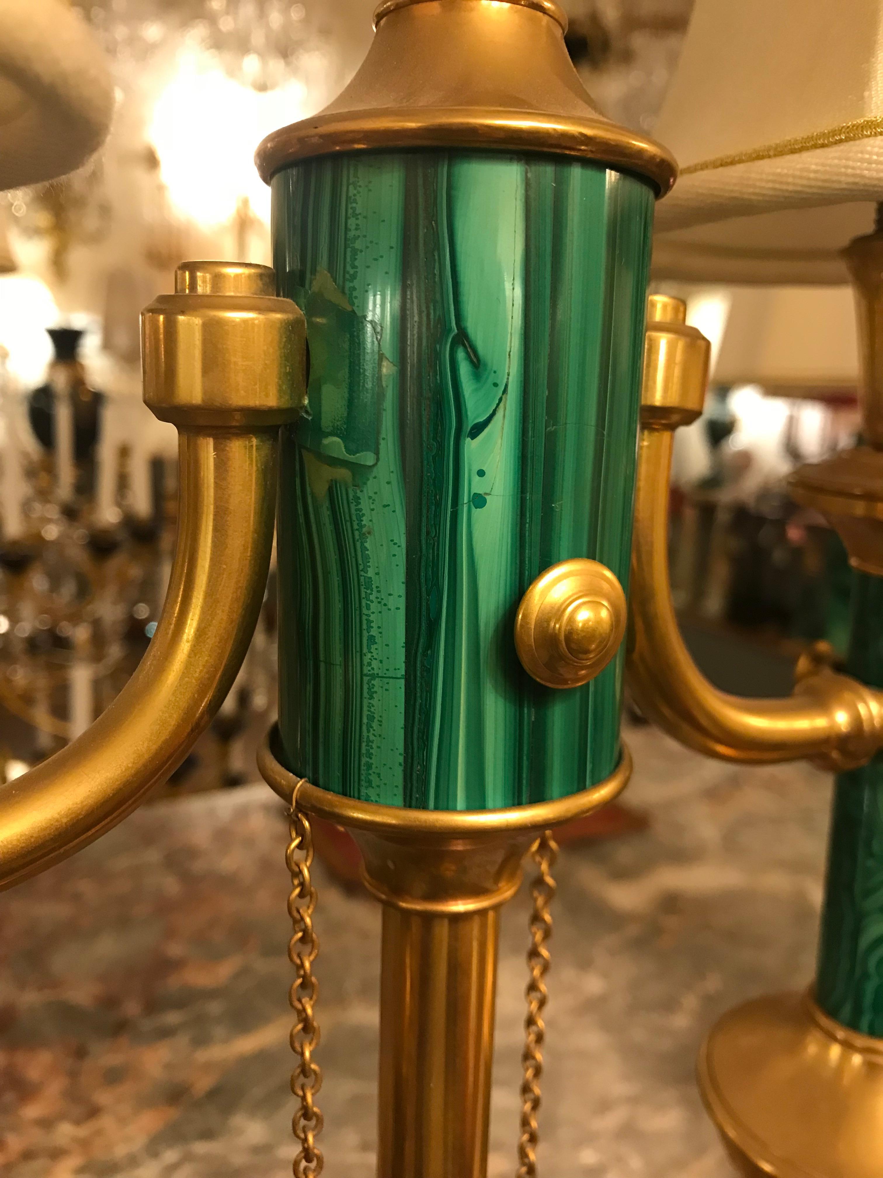 Diese elegante Lampe im neoklassischen Stil aus vergoldeter Bronze und Malachitfurnier von Gherardo Degli Albizzi hat eine ausgewogene Form.
Das Malachitfurnier kann je nach Kundenwunsch durch Lapisfurnier oder Marmor ersetzt werden.
 