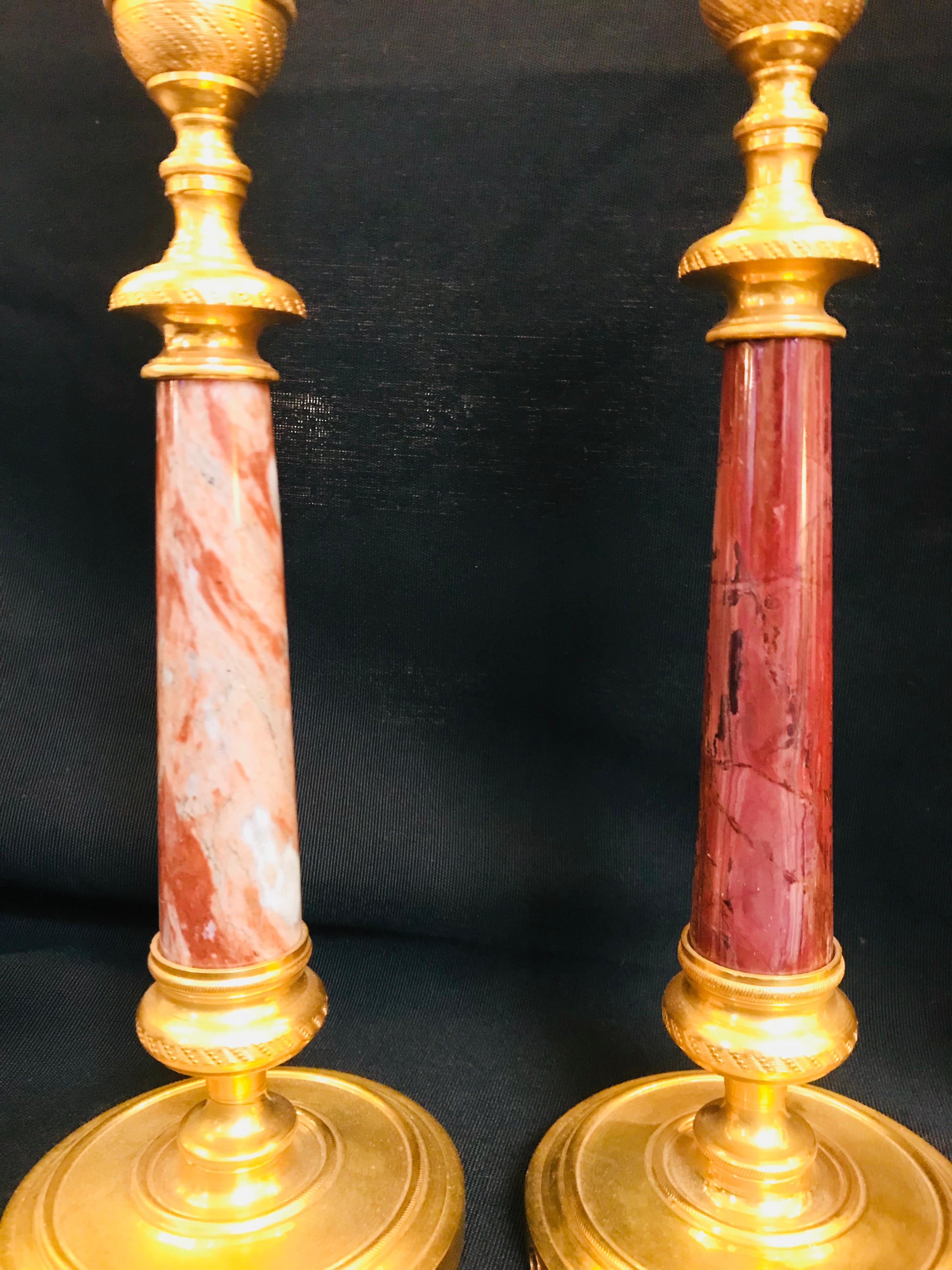 Dieser kleine Kerzenständer aus vergoldeter Bronze und Marmor im neoklassischen Stil von Gherardo Degli Albizzi ist ideal für den Nachttisch. Auch wenn der Kerzenständer eine klassische Form hat, ist er insgesamt recht schlicht gehalten, so dass er