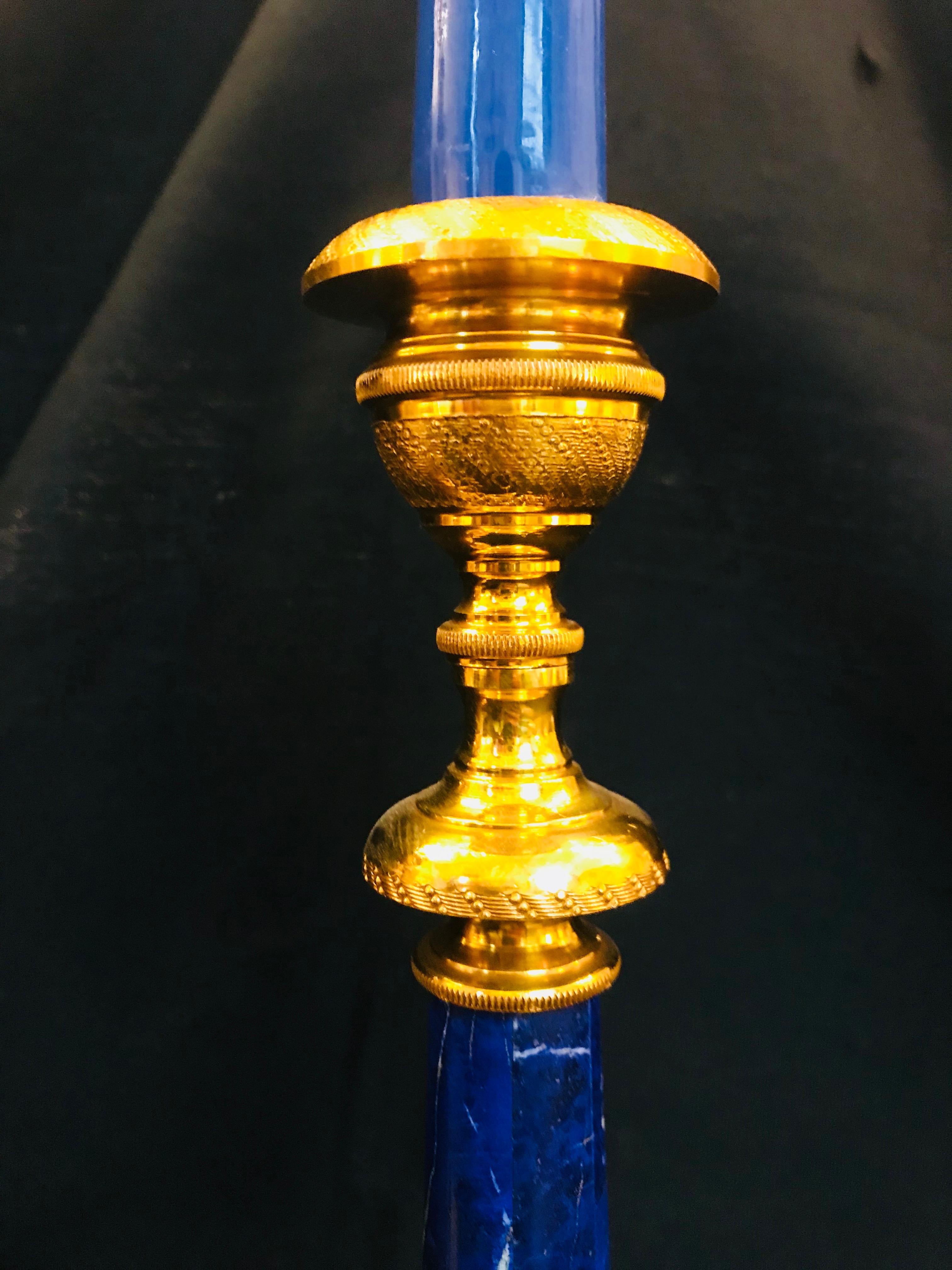 Dieser Kerzenständer aus vergoldeter Bronze und Marmor im neoklassischen Stil von Gherardo Degli Albizzi eignet sich ideal für einen Nachttisch oder einen Schreibtisch. Auch wenn der Kerzenständer eine klassische Form hat, ist er insgesamt recht