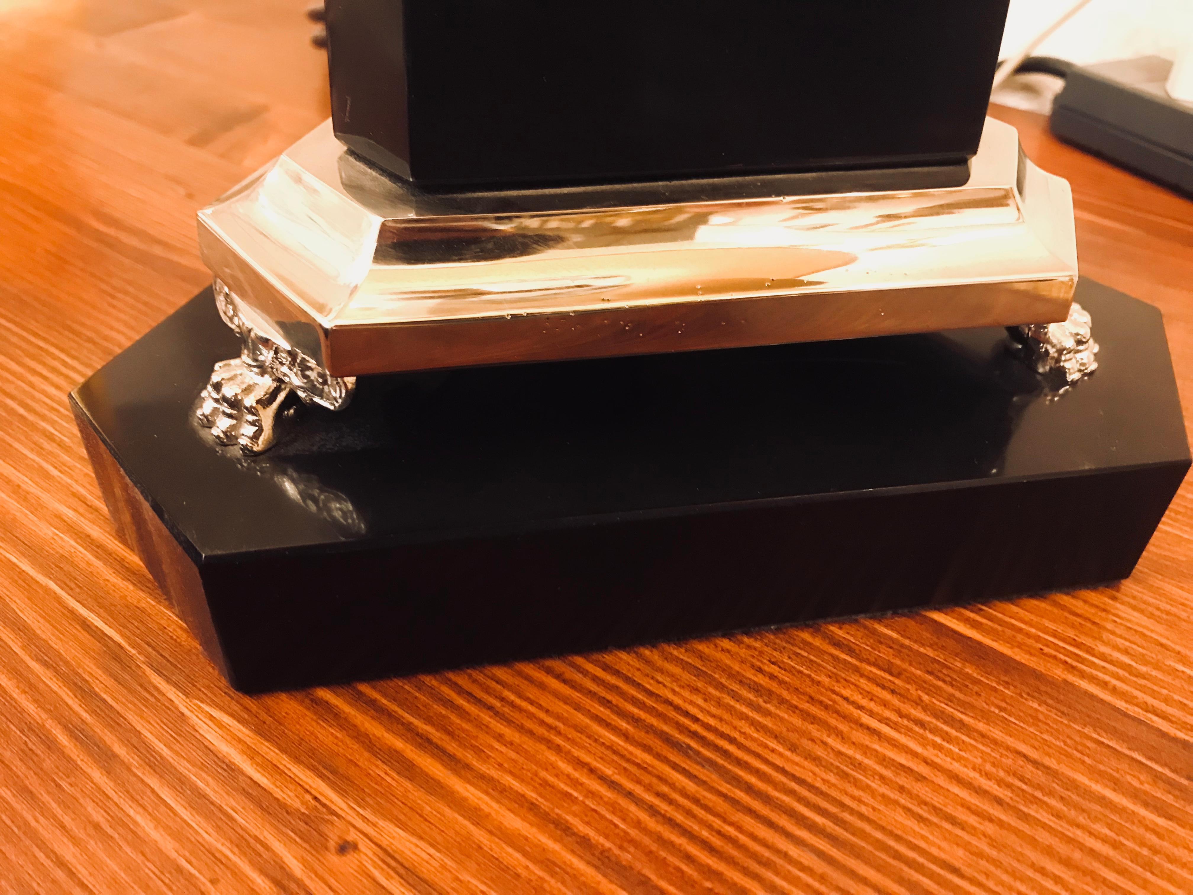 Cette élégante lampe de table de style néoclassique de Gherardo Degli Albizzi présente une décoration en bronze doré de haute qualité et un corps en marbre en forme d'obélisque sur une base profilée en bronze avec des pieds feuillus et une base