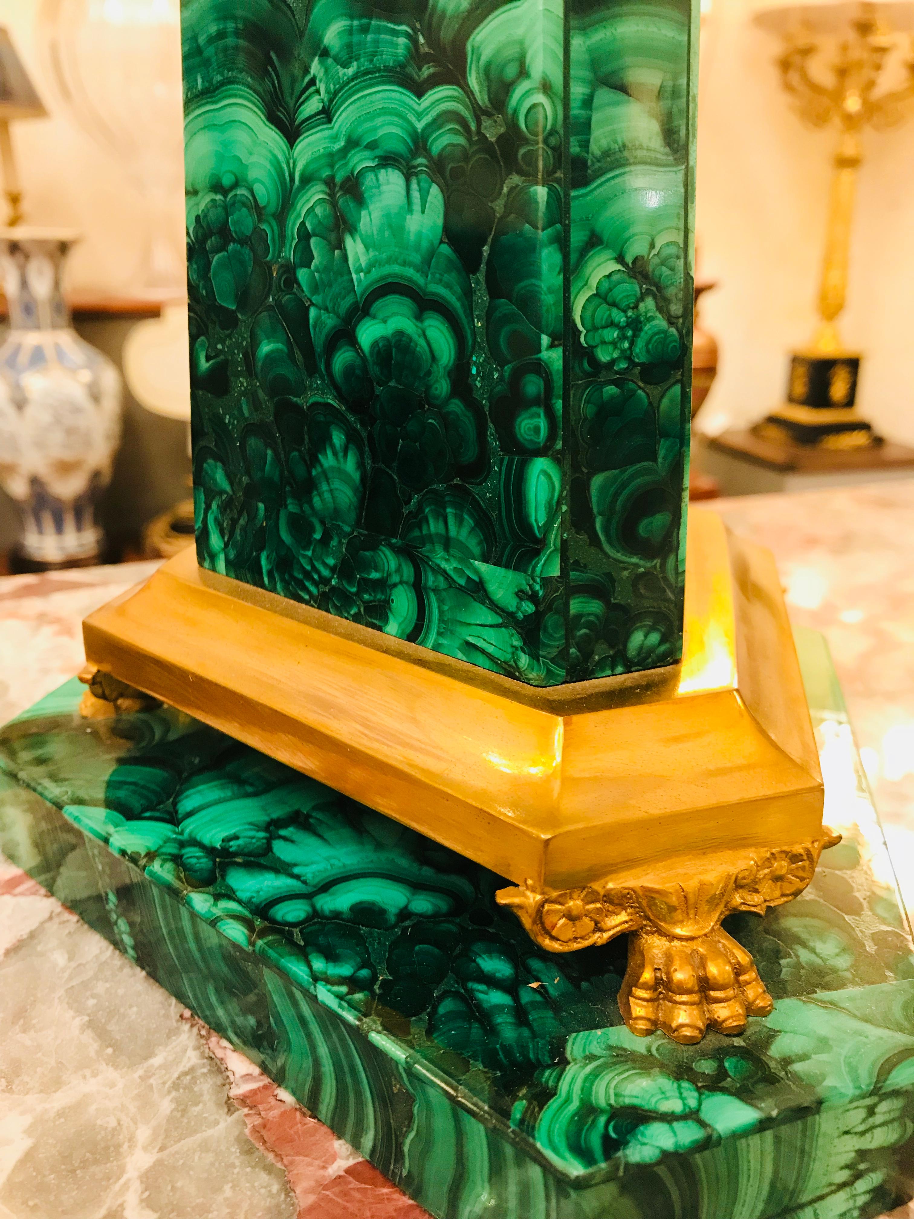 Neoklassizistische Lampe aus vergoldeter Bronze und Obeliskenmarmor von Gherardo Degli Albizzi (Neoklassisch) im Angebot