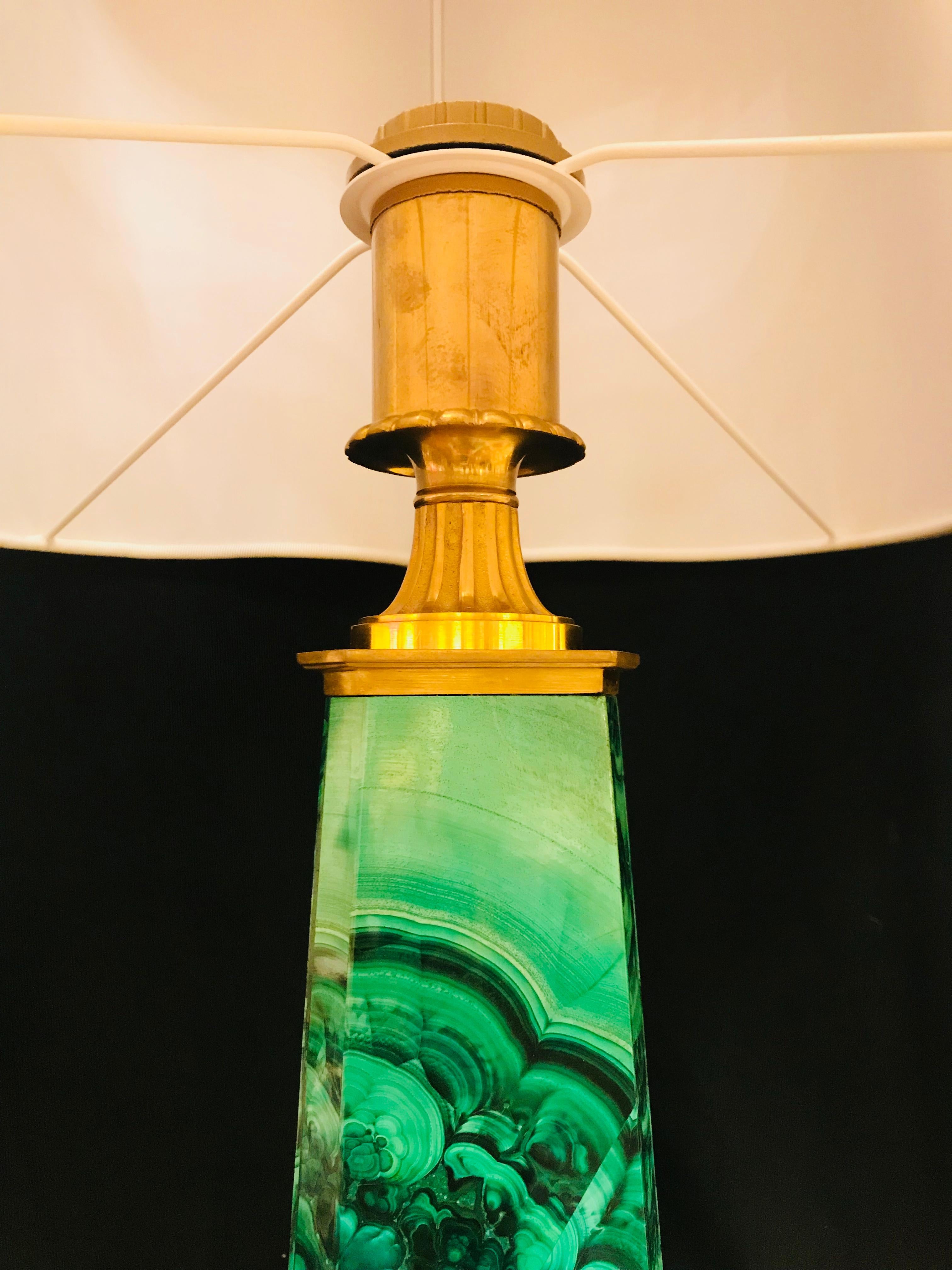 Neoklassizistische Lampe aus vergoldeter Bronze und Obeliskenmarmor von Gherardo Degli Albizzi (Italienisch) im Angebot